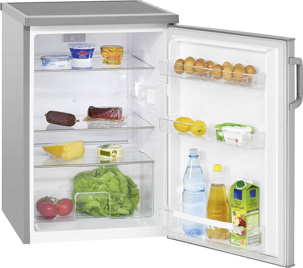 Ein offener Kühlschrank, gefüllt mit Obst, Gemüse, Getränken, Eiern und Milchprodukten.