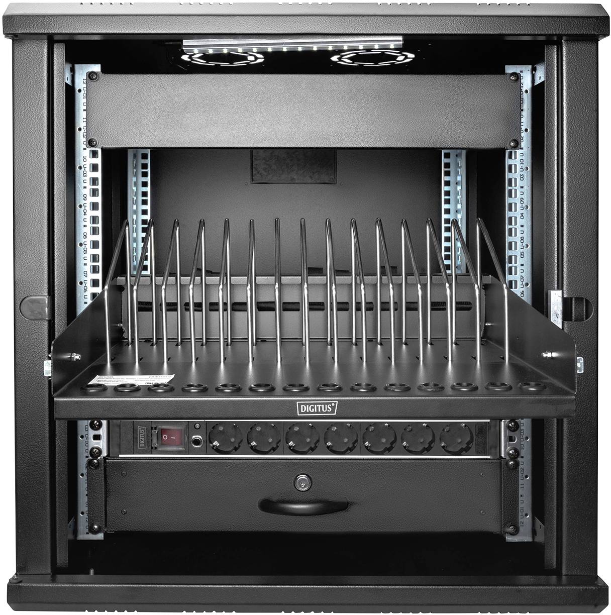 Frontansicht eines offenen Server-Racks mit mehreren leeren Ablagen und einem unteren Fach mit Steckdosenleiste für IT-Hardware.