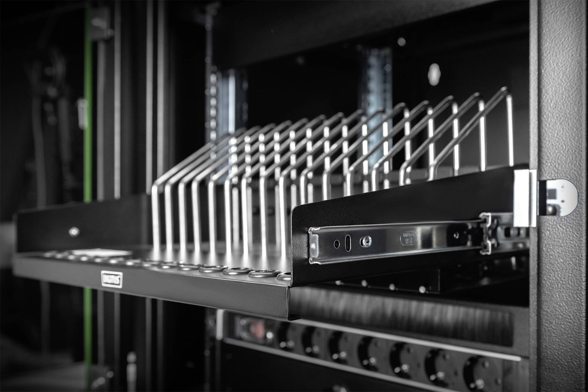 Ein offener Server-Schrank mit mehreren Einschüben in einem Rechenzentrum. Ein Einschub ist teilweise herausgezogen und sichtbar.