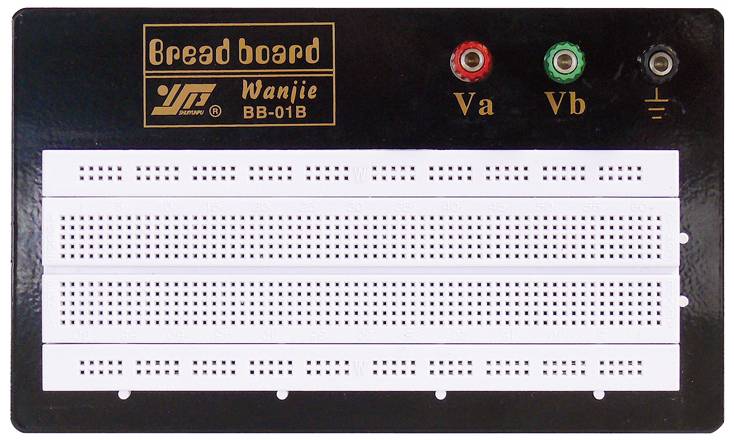 Ein schwarzes Steckbrett (Breadboard) mit Beschriftungen. Oben sind drei Buchsen: rot ('Va'), grün ('Vb') und schwarz ('Masse'). Darunter vier Steckfelder.