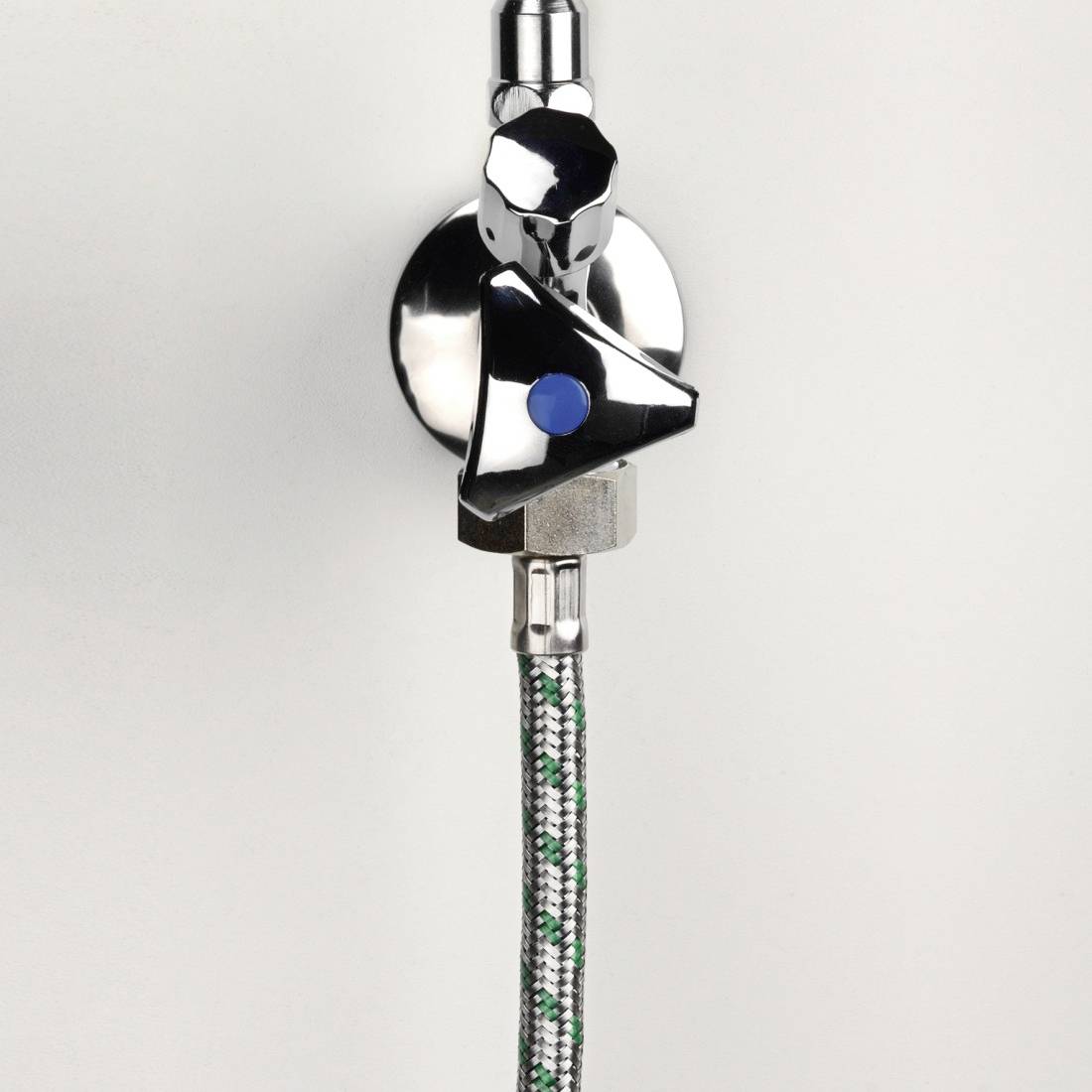 Schwarzer Wasserhahn mit blauem Hebel, verbunden mit einem geflochtenen, mehrfarbigen Schlauch an einer grauen Wand.