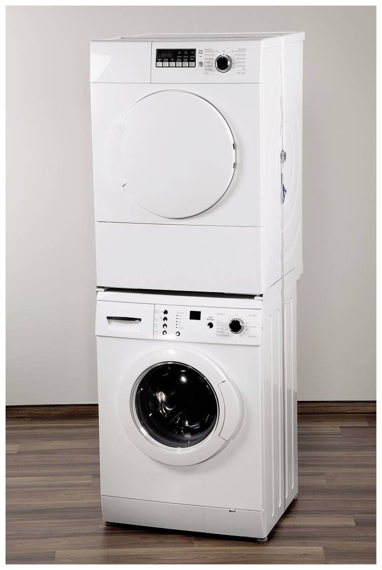 Waschmaschinen- und Trockner-Kombination in Weiß, gestapelt auf einem Holzboden vor einer neutralen Wand.