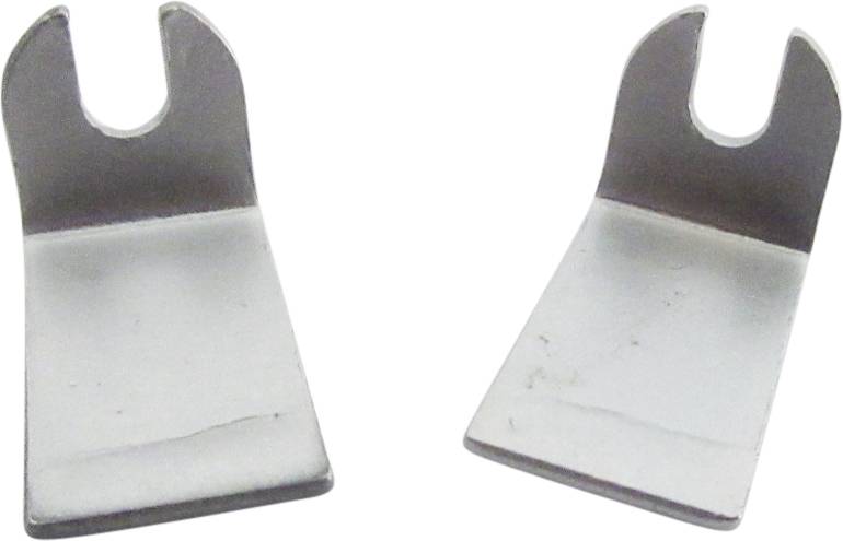 Zwei silberne Metallklemmen mit einer U-förmigen Öffnung, leicht angewinkelt, nebeneinander positioniert.