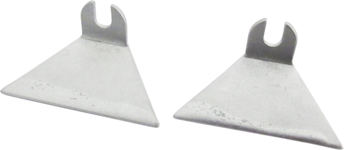 Zwei graue, dreieckige Metallteile mit eingefräster Einkerbung an der Spitze, vermutlich zur Befestigung oder als Halterung gedacht.