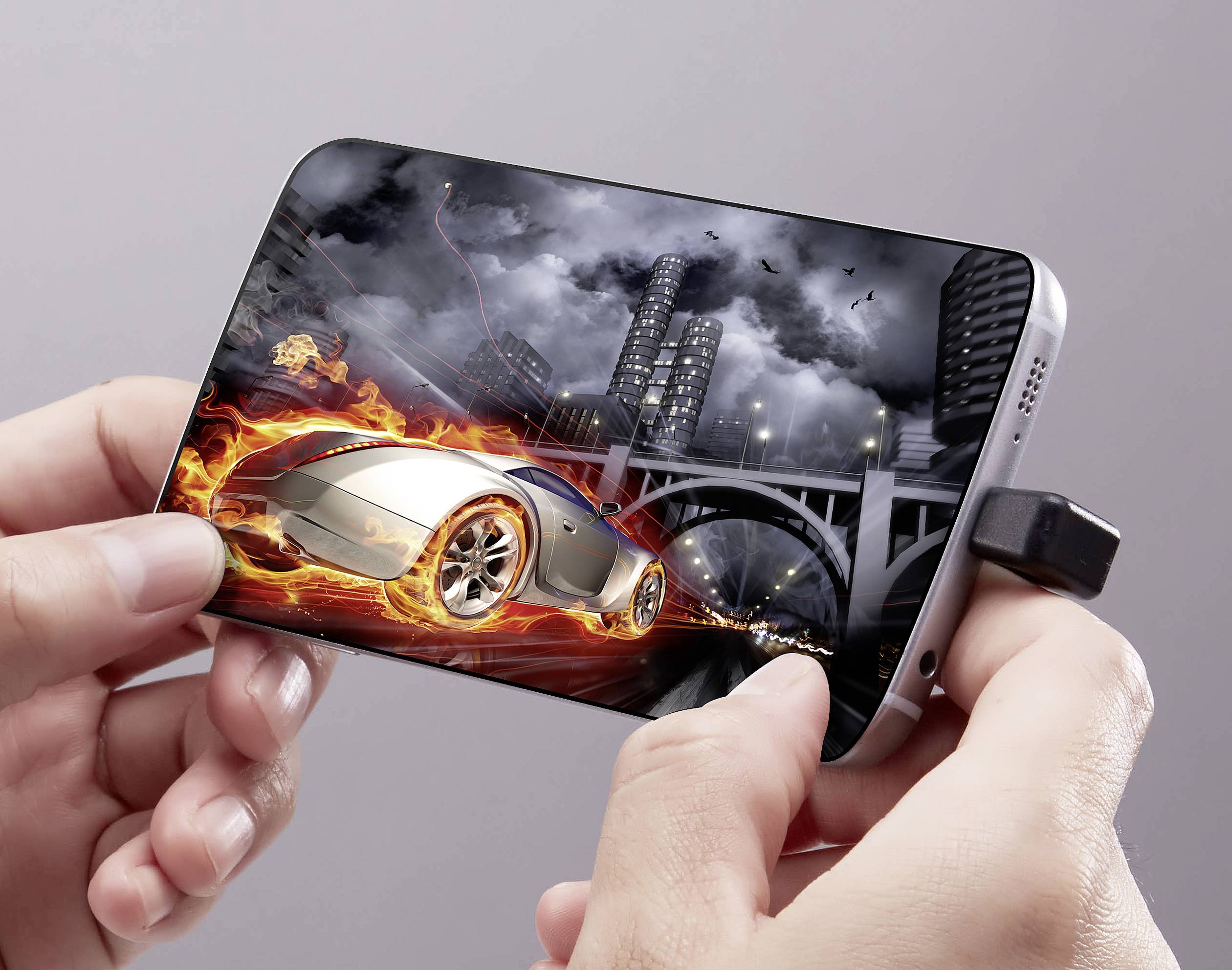 Eine Hand hält ein Smartphone, auf dem ein Videospiel mit einem brennenden Rennwagen in einer Stadtlandschaft gezeigt wird.