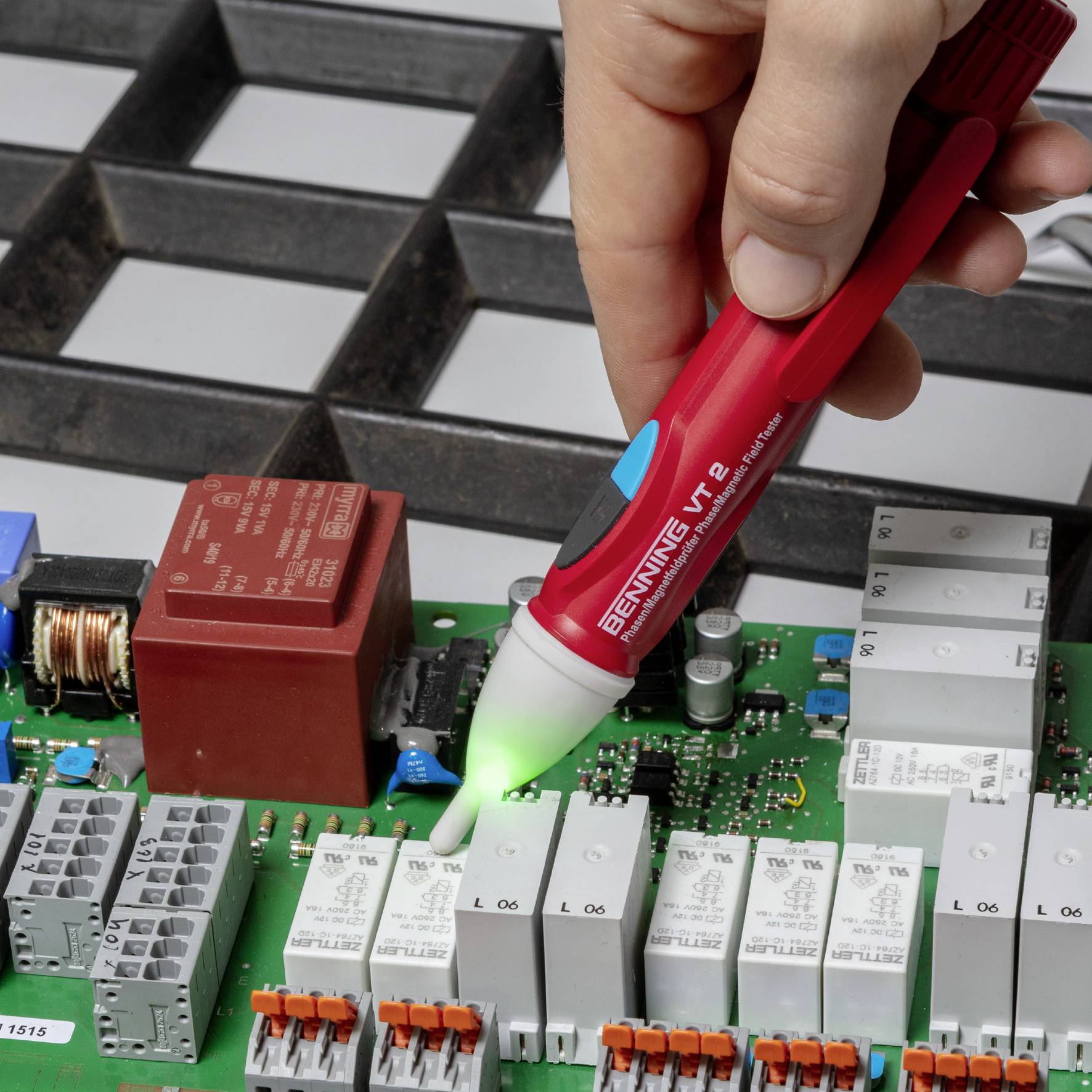 Benning VT 2 Berührungsloser Spannungsprüfer CAT III 1000 V, CAT IV 600V Akustik, LED