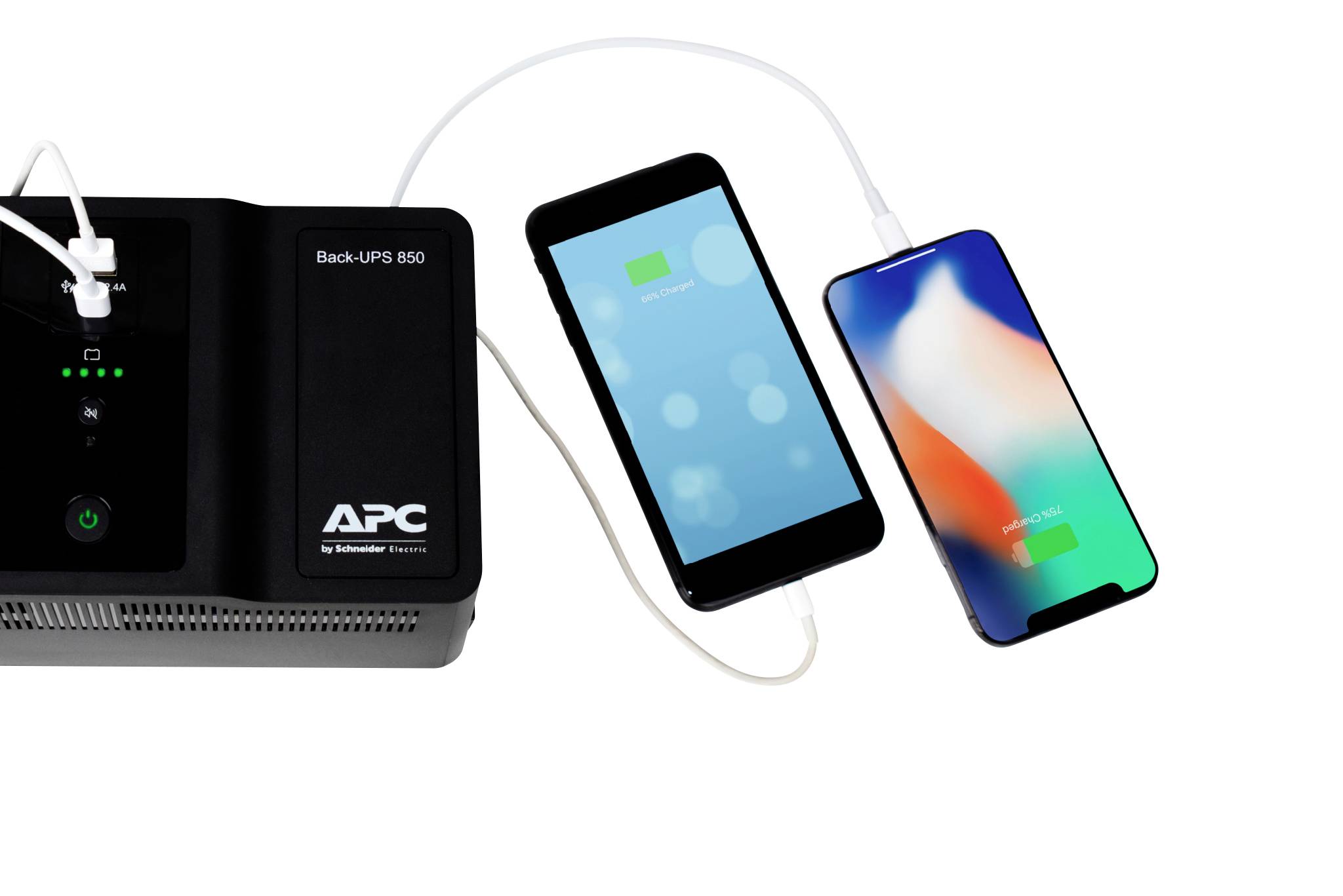 Eine unterbrechungsfreie Stromversorgung (USV) von APC lädt zwei Smartphones simultan über USB-Kabel.