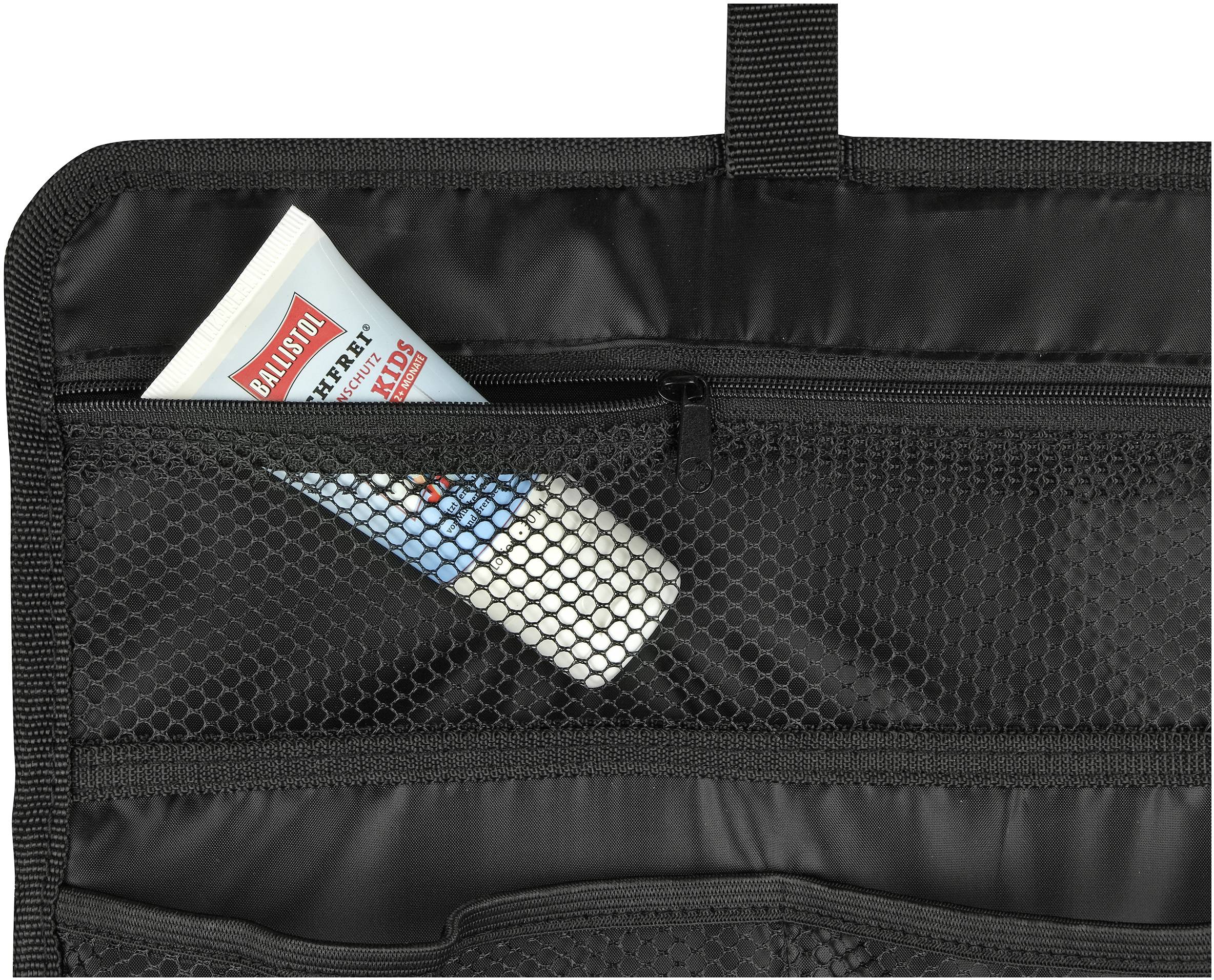 Flasche und Tube in einer schwarzen Netztasche eines Reiseorganizsers.