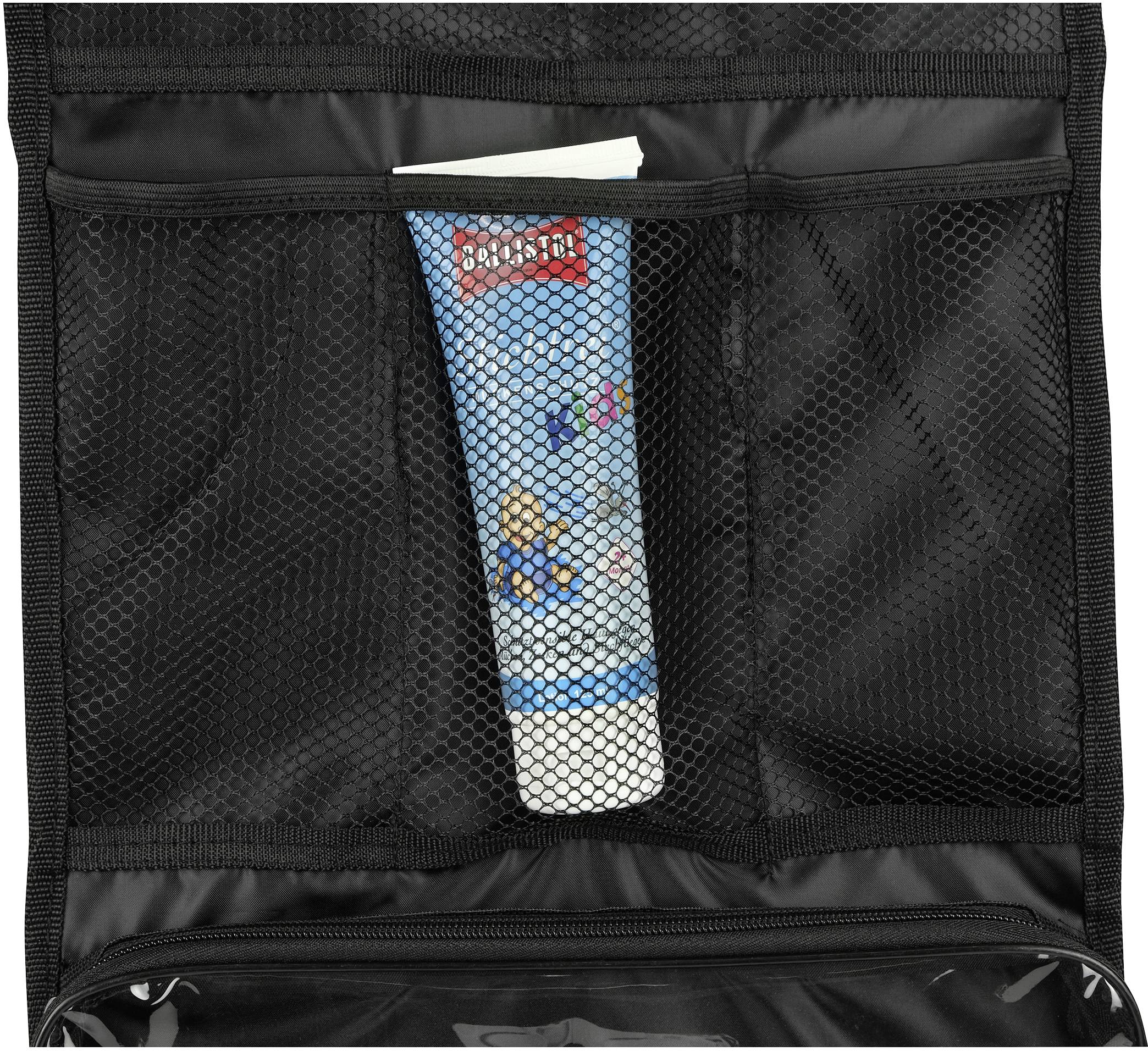 Eine Tube Zahnpasta ist in einem schwarzen Netzfach einer Tasche platziert.