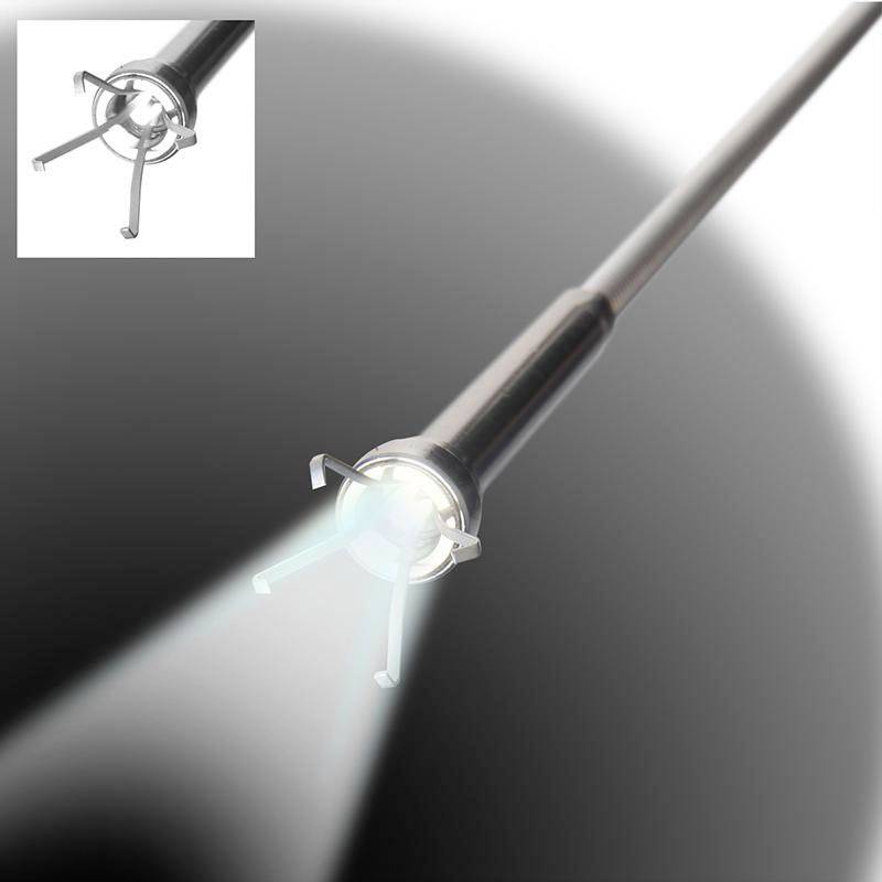 Metalisches Werkzeug mit Greifer am Ende, beleuchtet, vor einem dunklen Hintergrund. Eignet sich für präzise Eingriffe oder Reparaturen.