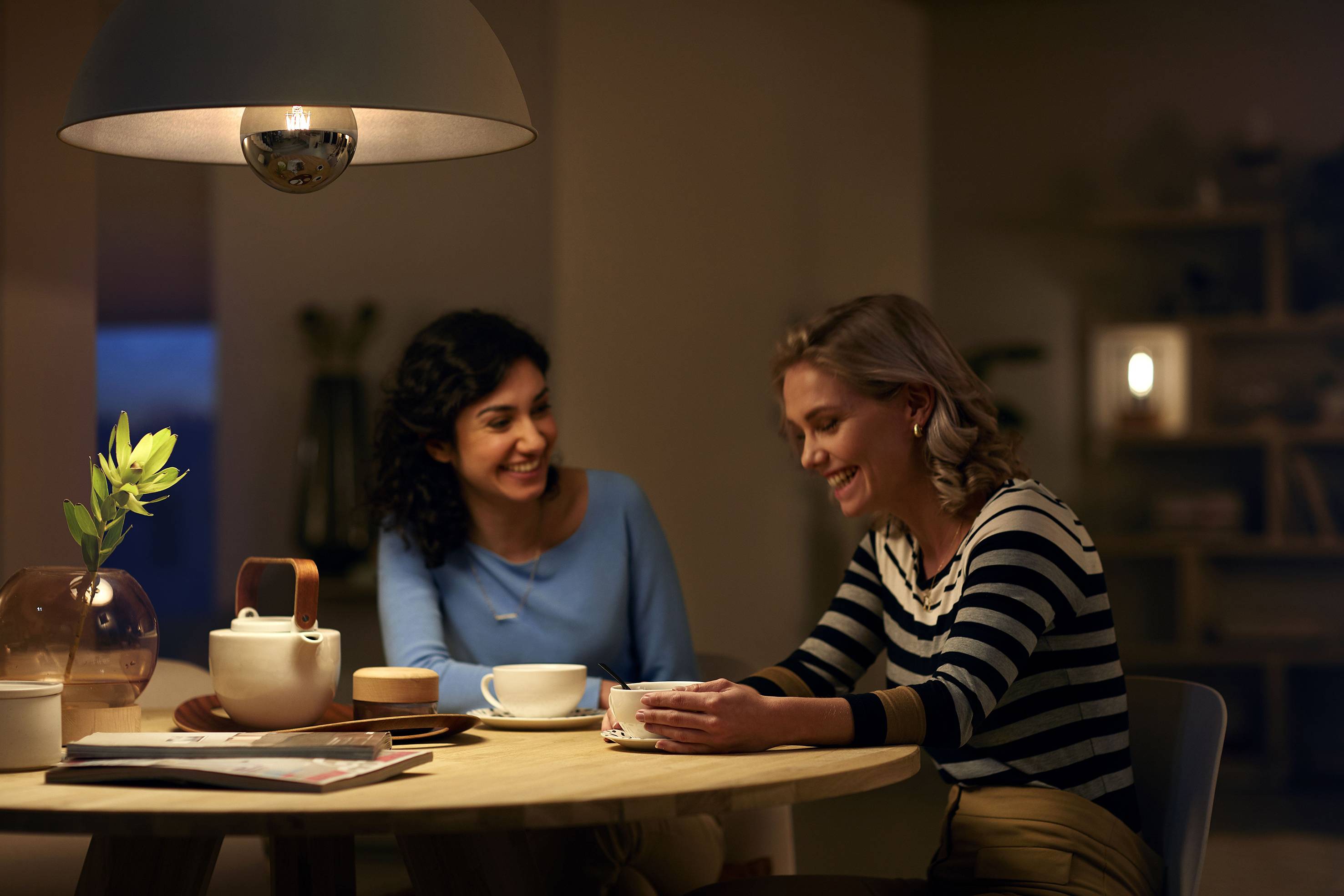 Philips LED 78249800 LED EEK F (A - G) E27 7.2W = 50W Warmweiß (Ø x L) 12.5cm x 18cm 1St.