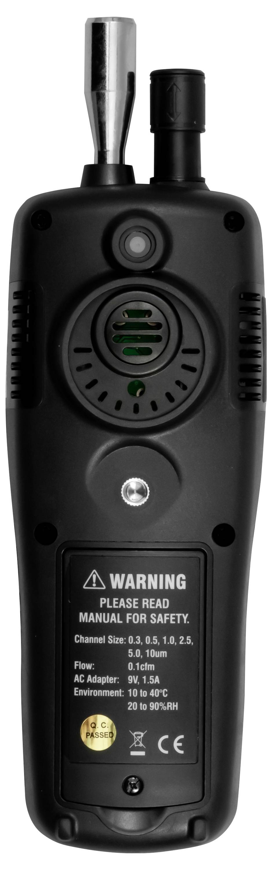 Rückseite eines schwarzen tragbaren Funkgeräts mit Antenne und Gürtelclip, zeigt Lautsprechergitter, Warnschild und behördliche Markierungen.
