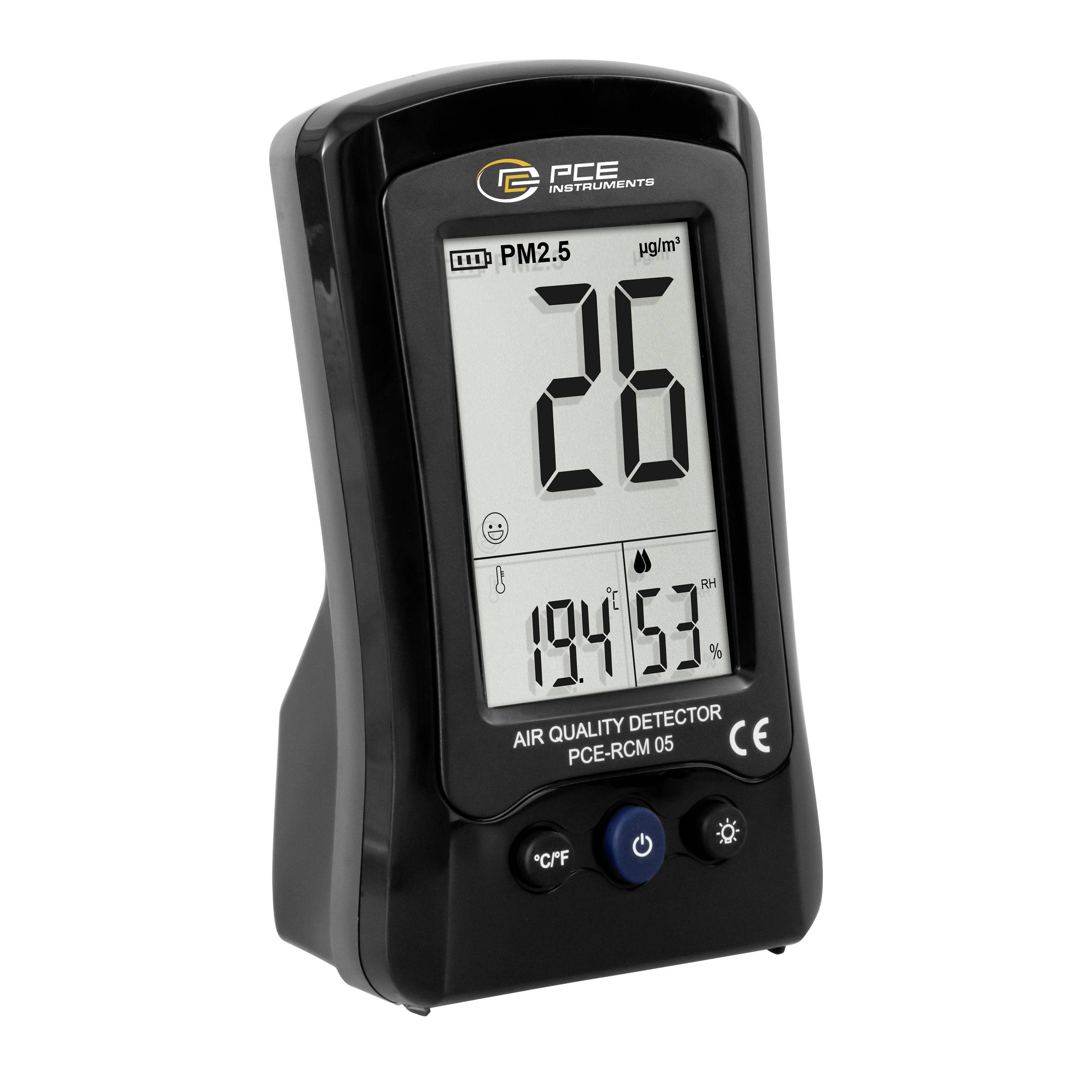 Tragbarer Luftqualitätsdetektor zeigt PM2,5-Wert 26 µg/m³, Temperatur 19,4°C und Luftfeuchte 53% auf seinem Display.