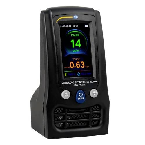 Tragbarer Luftqualitätsmessgerät zeigt PM2,5 bei 14 µg/m³ und TVOC bei 0,63 mg/m³ auf einem Farbdisplay an.