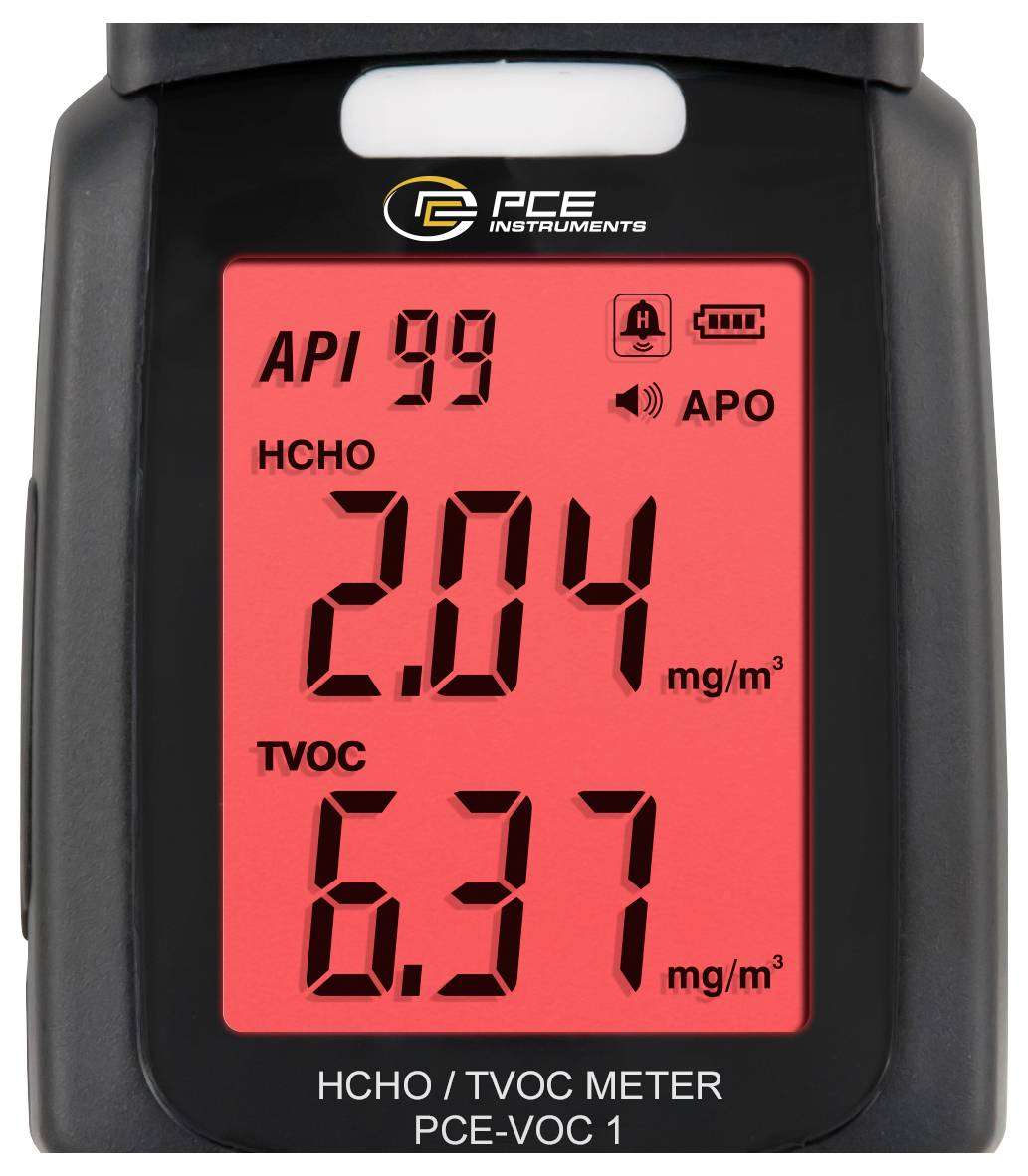 Tragbares PCE VOC 1 Messgerät mit Display zeigt HCHO 2,04 mg/m³, TVOC 6,37 mg/m³, API 99 und APO-Anzeige.