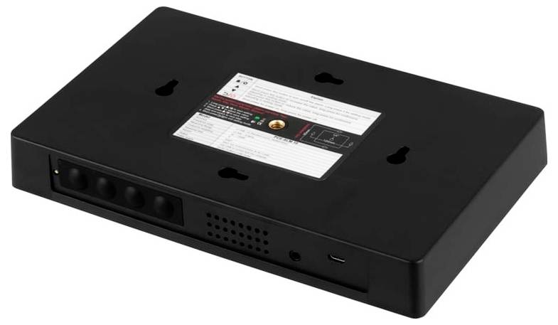 Schwarzes wandmontierbares elektronisches Gerät mit vorderen Anschlüssen, Kontrollleuchten und einer oberen Bedienungsanleitung; angewinkelte Produktansicht auf weißem Hintergrund.