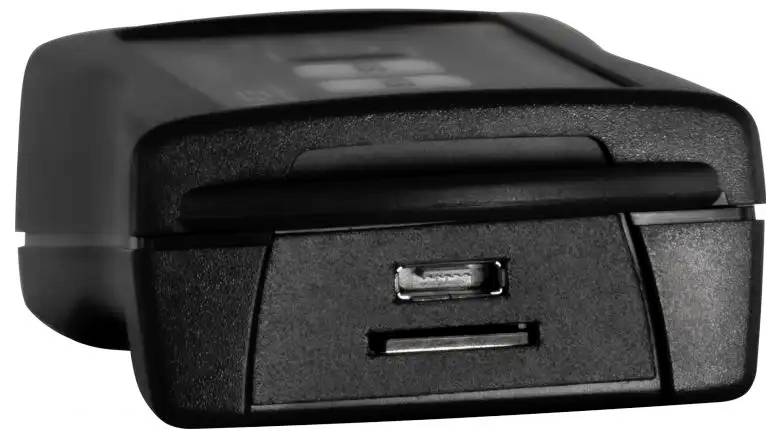 Ein schwarzes elektronisches Gerät mit einem USB-Anschluss an der Seite, möglicherweise ein Ladegerät oder eine Powerbank, von der Seite gezeigt.