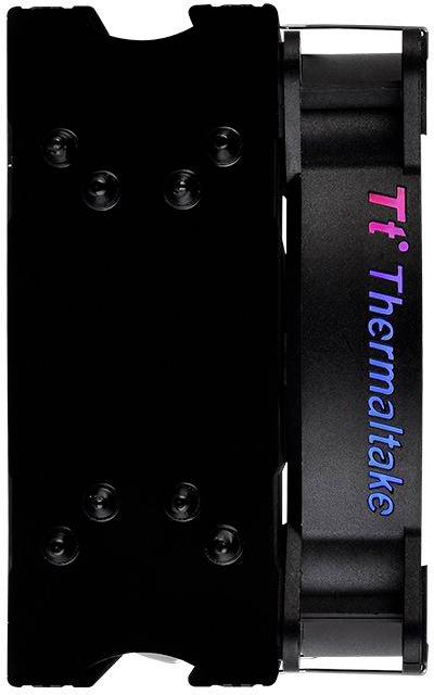 Das Bild zeigt einen schwarzen PC-Lüfter von Thermaltake. Er hat ein schlichtes Design mit einem mehrfarbigen Firmenlogo auf der Seite.