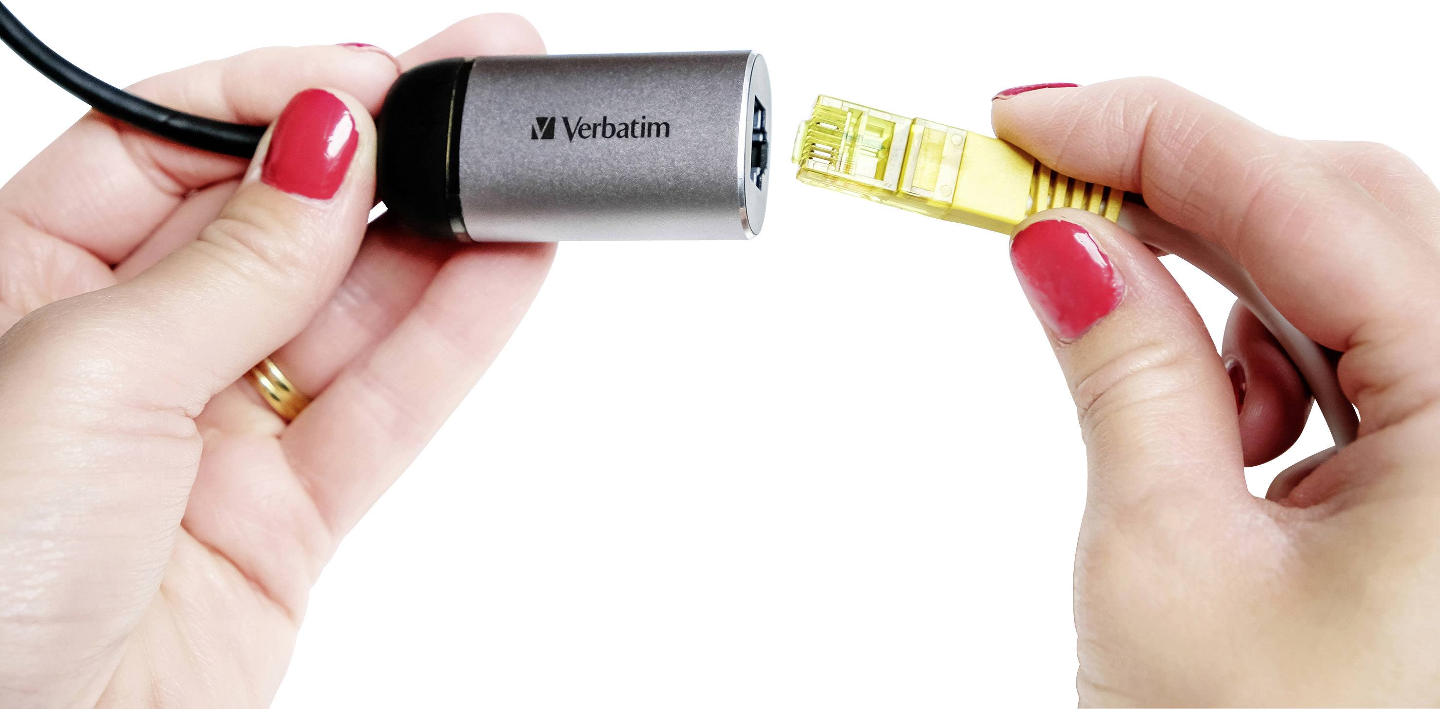 Eine Person hält einen schwarzen Adapter und ein gelbes Netzwerkkabel in den Händen, bereit zum Anschließen.