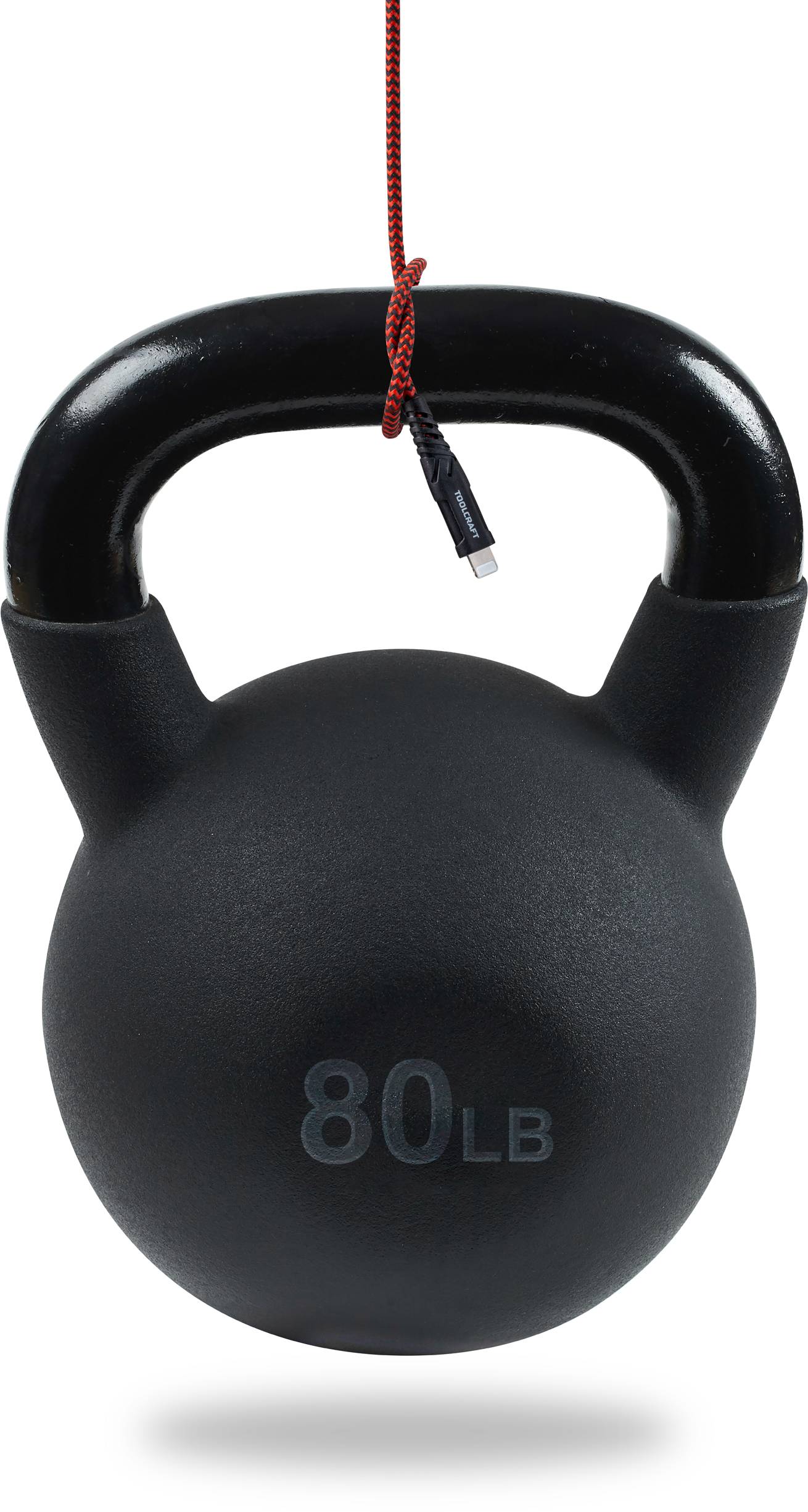 Eine schwarze Kettlebell mit der Aufschrift '80 LB' hängt an einem roten Kabel, schwebend in der Luft.