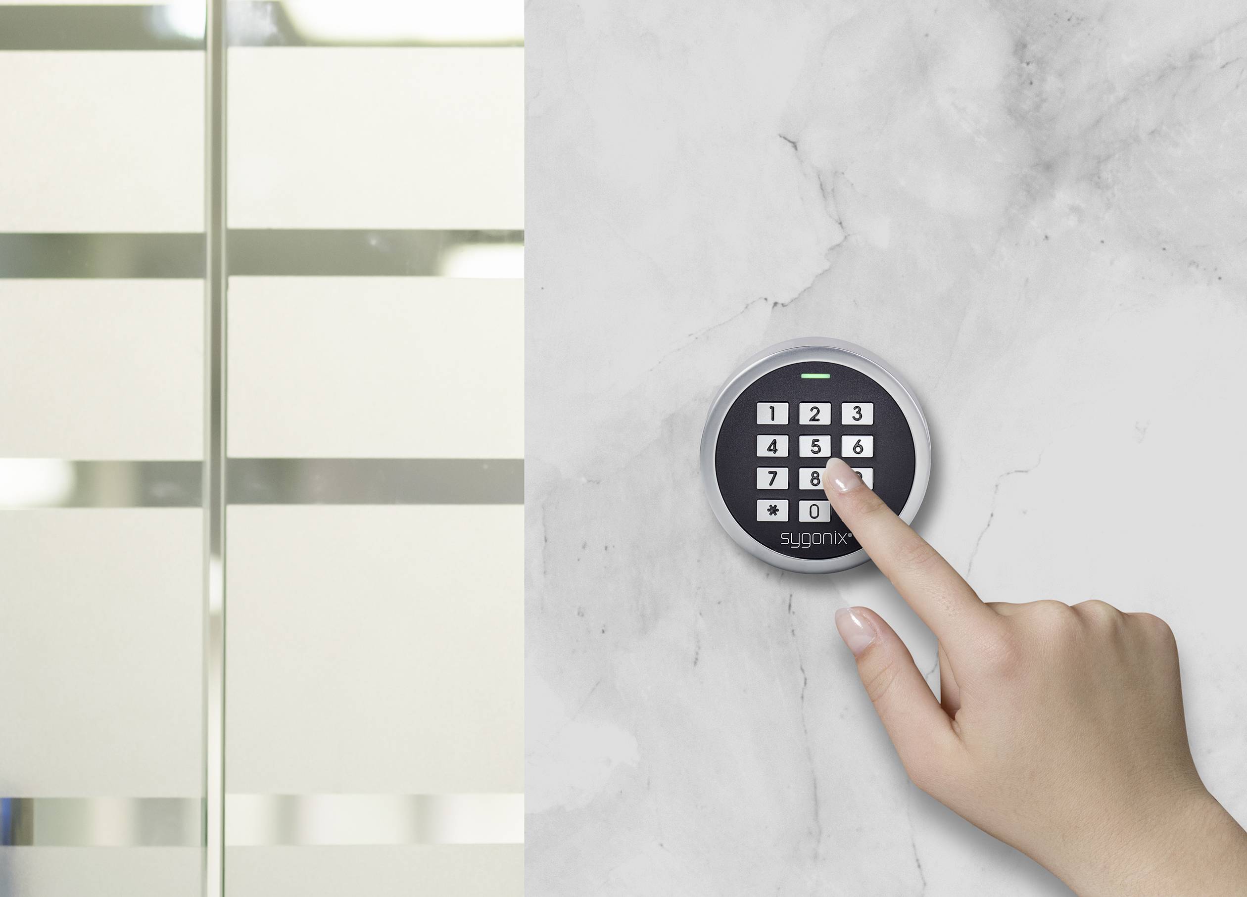 Hand drückt Tasten auf einem runden Zahlenschloss neben einer Glastür mit horizontalen Streifen.
