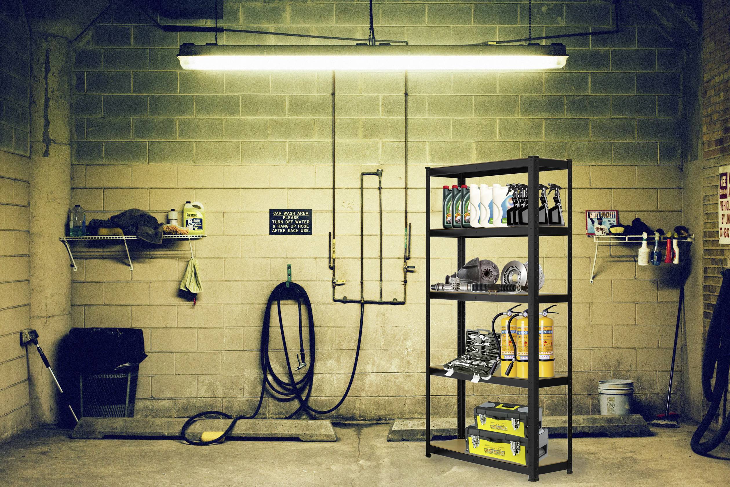 Ein beleuchteter, leerer Garagenraum mit Regalen voller Autopflegeprodukte und Werkzeugen. Schläuche und Reinigungsutensilien an den Wänden.