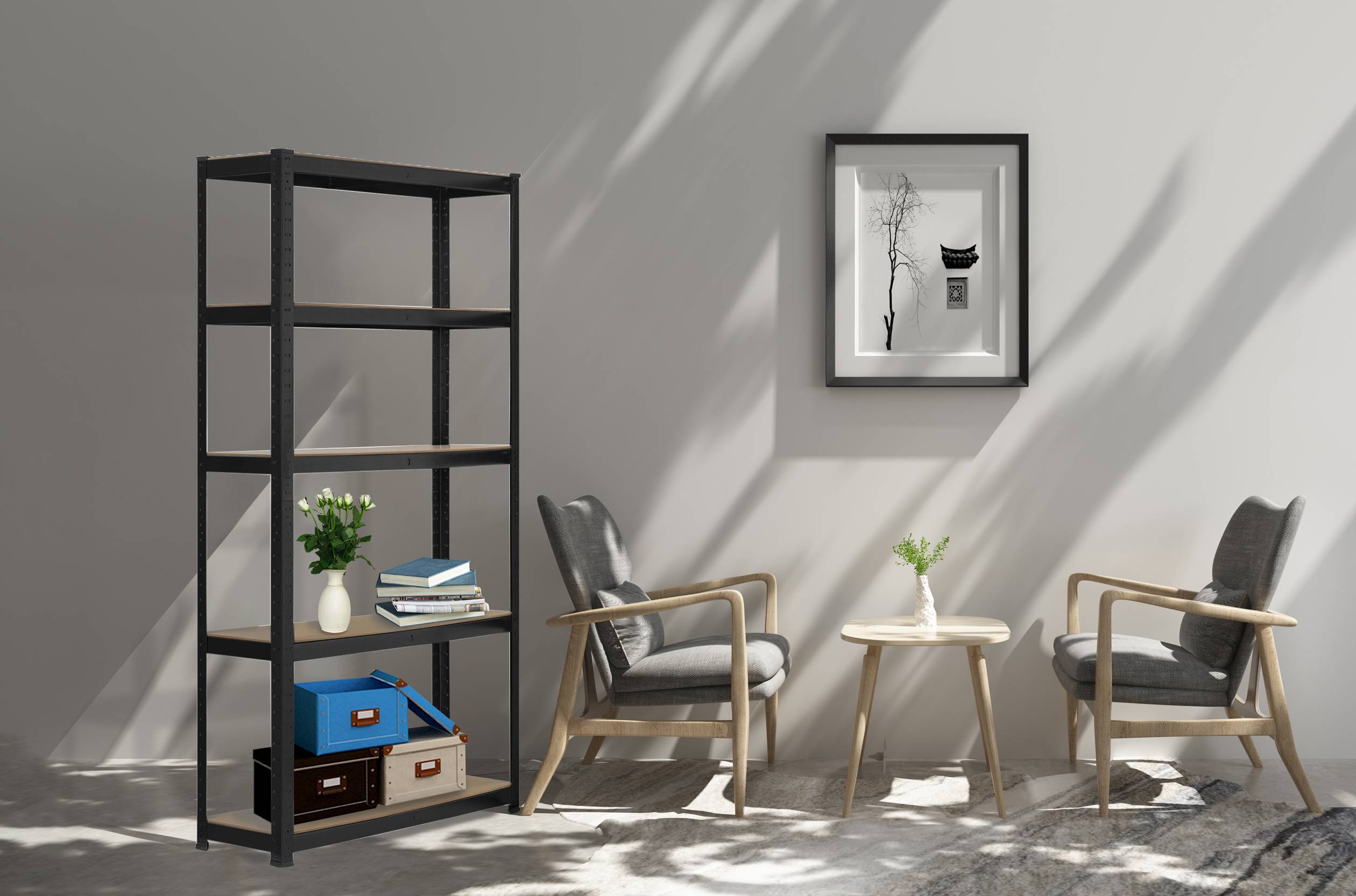 Zwei Holzstühle mit grauen Polstern stehen an einem runden Tisch mit Vase. Links ein Regal mit Büchern und Kisten. Helle Raumbeleuchtung.