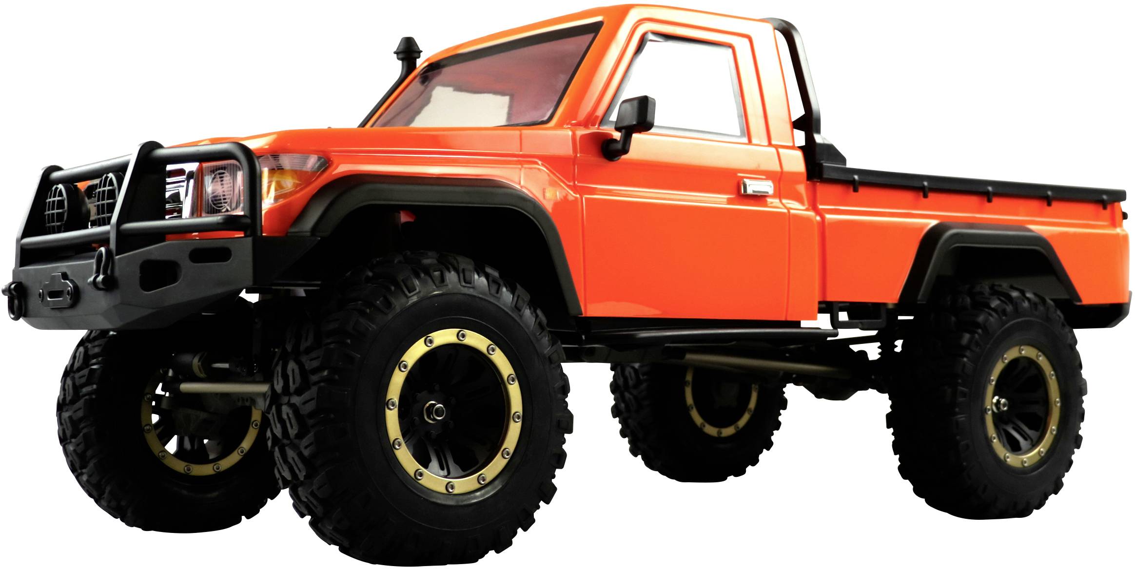 Orangefarbener Geländewagen mit großen Reifen und Ladefläche, ausgiebig für unwegsames Gelände geeignet.