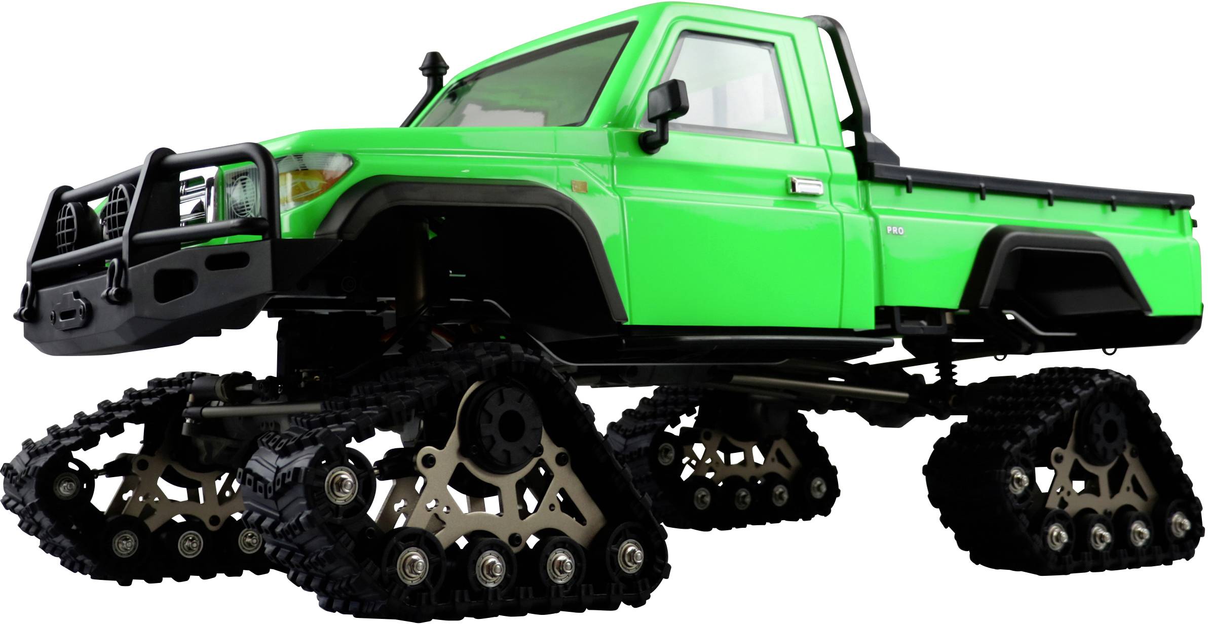 Modifizierter grüner Pickup-Truck mit Raupenantrieb anstelle von Rädern, steht auf hellem Hintergrund.