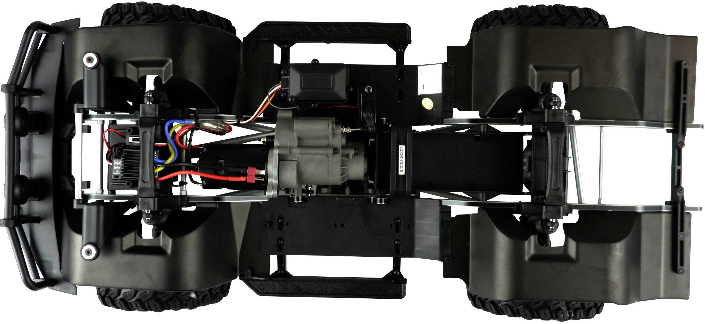 Blick von unten auf ein ferngesteuertes Autochassis, das die Räder, das Antriebssystem und die Elektronik zeigt.