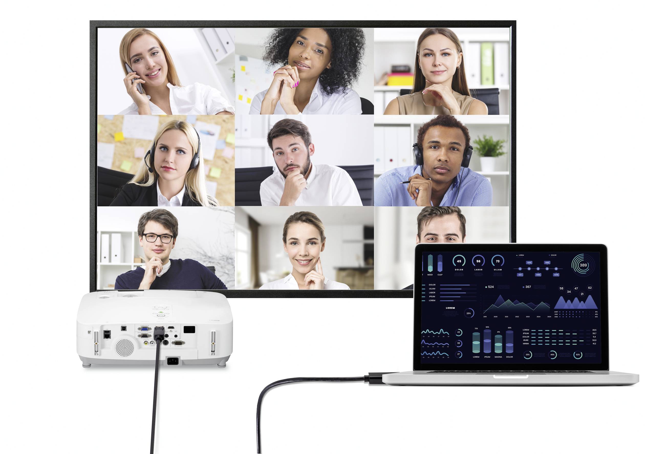 Laptop verbunden mit Projektor zeigt Videokonferenz mit neun Personen auf Bildschirm.