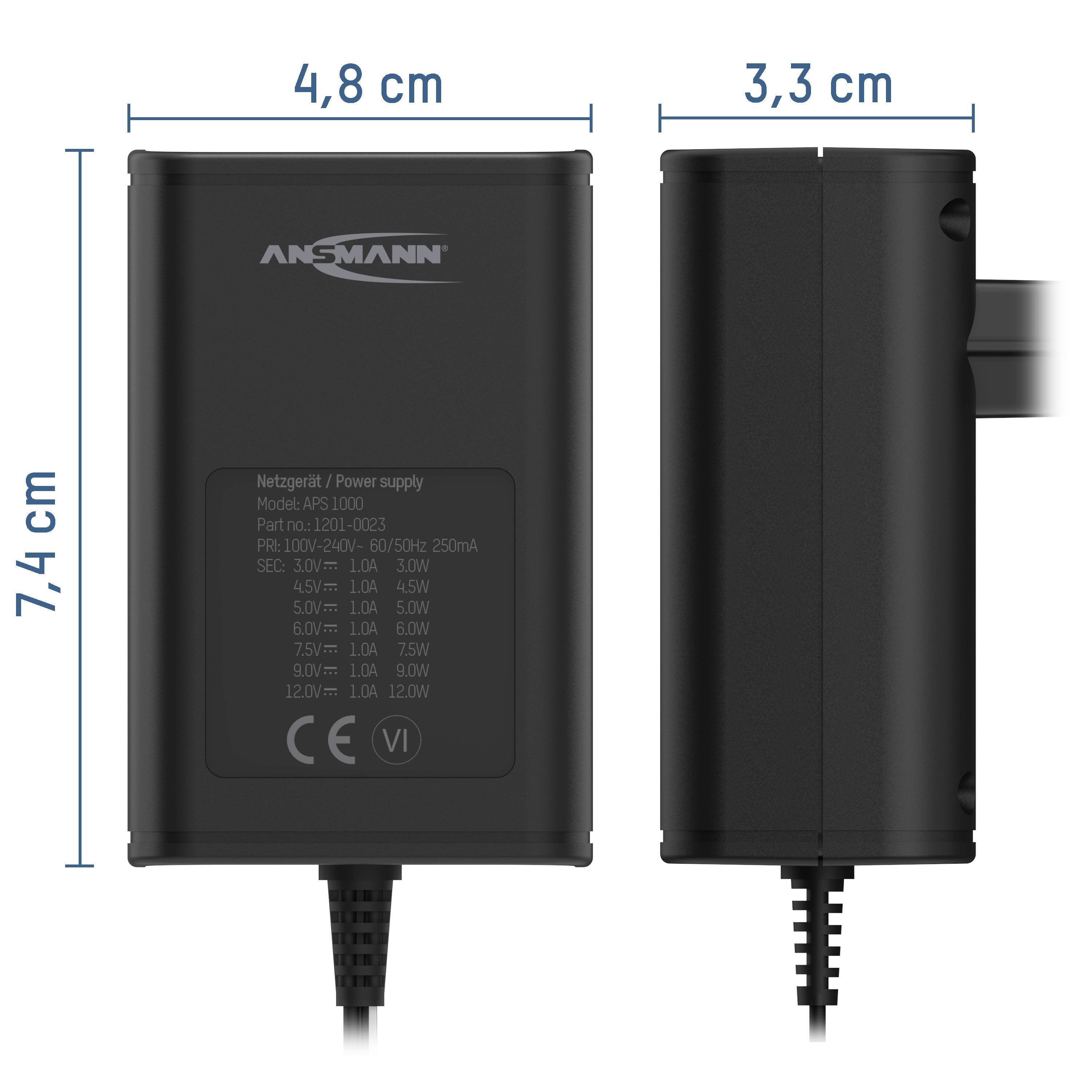 Zwei Ansichten eines schwarzen Netzteils mit den Maßen: Höhe 7,4 cm, Breite 4,8 cm und Tiefe 3,3 cm.