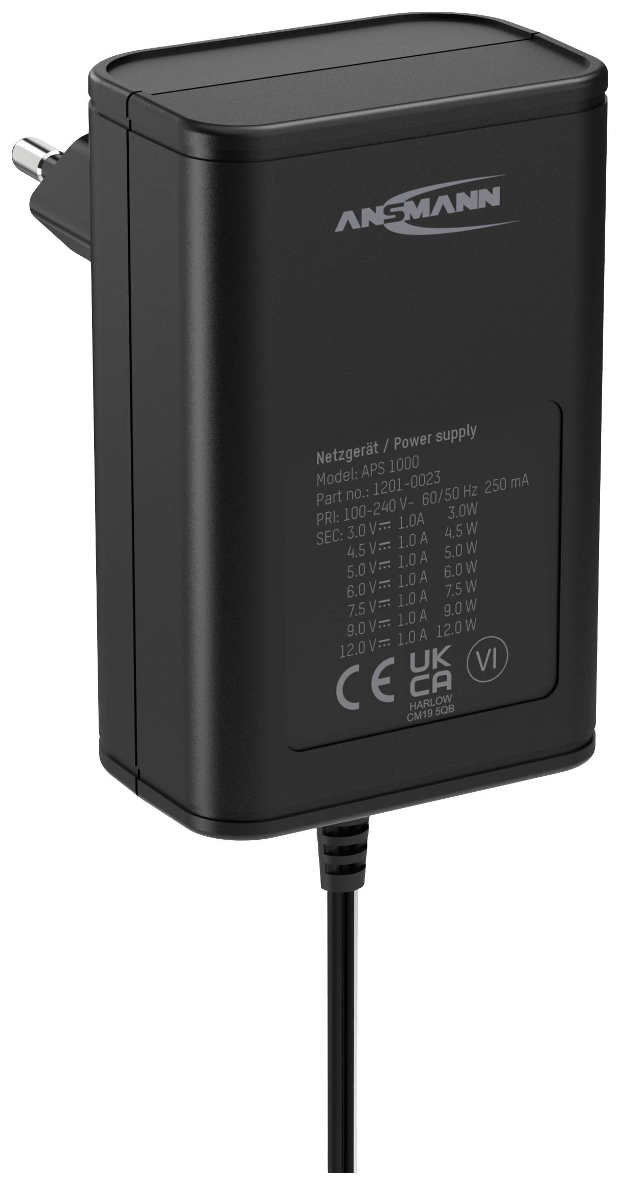 Ein schwarzes Netzteil mit EU-Stecker von Ansmann, Modell APS 1000. Aufschrift zeigt Detailinformationen zu Leistung und Sicherheit.