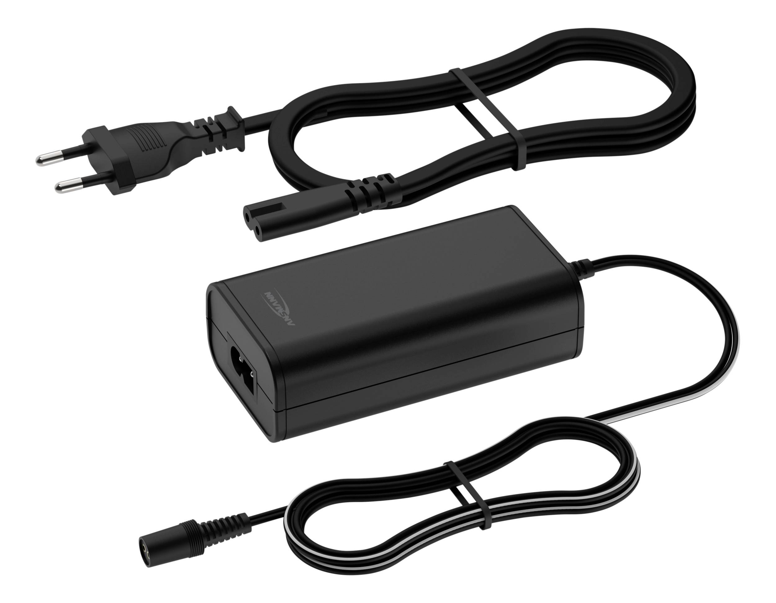 Schwarzes Netzteil mit abnehmbarem Netzkabel für elektronische Geräte, abgebildet in einer diagonalen Ansicht.