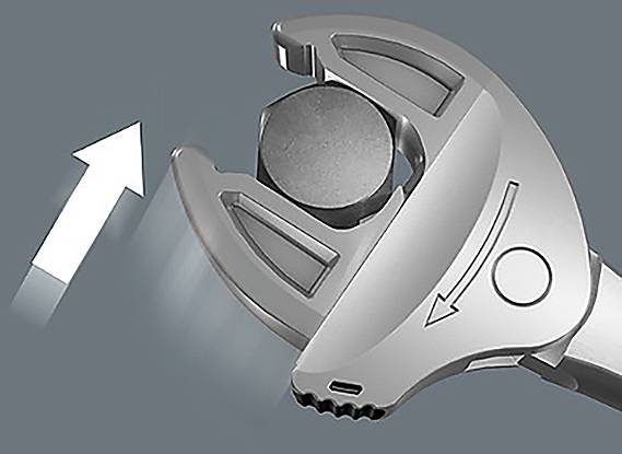 Ein verstellbarer Schraubenschlüssel löst eine Schraube, wobei ein Pfeil die Drehrichtung anzeigt.