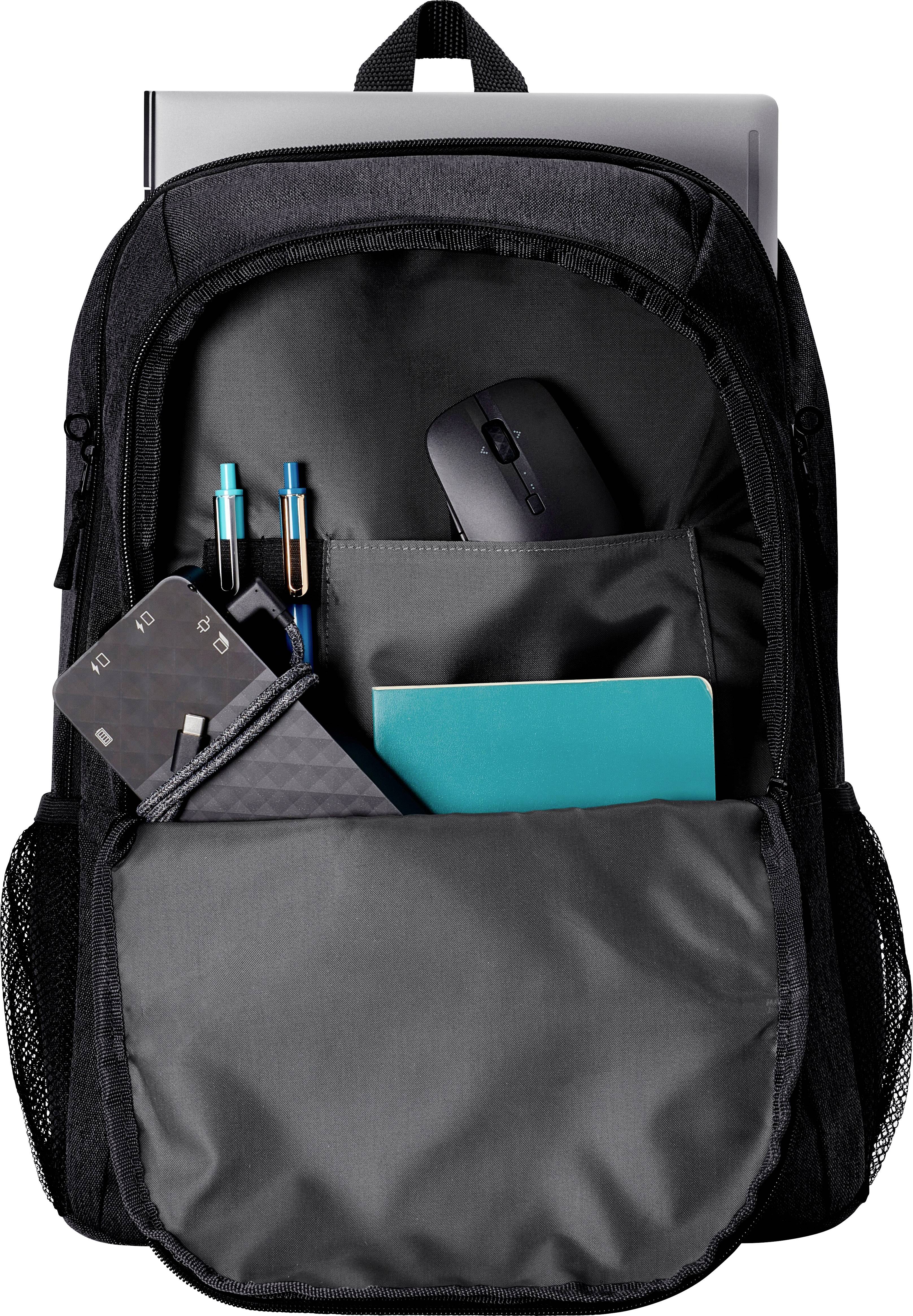 Ein schwarzer Rucksack mit einem Laptop, drei Stiften, einer Maus, einem Notizbuch und einem Taschenrechner im offenen Fach.