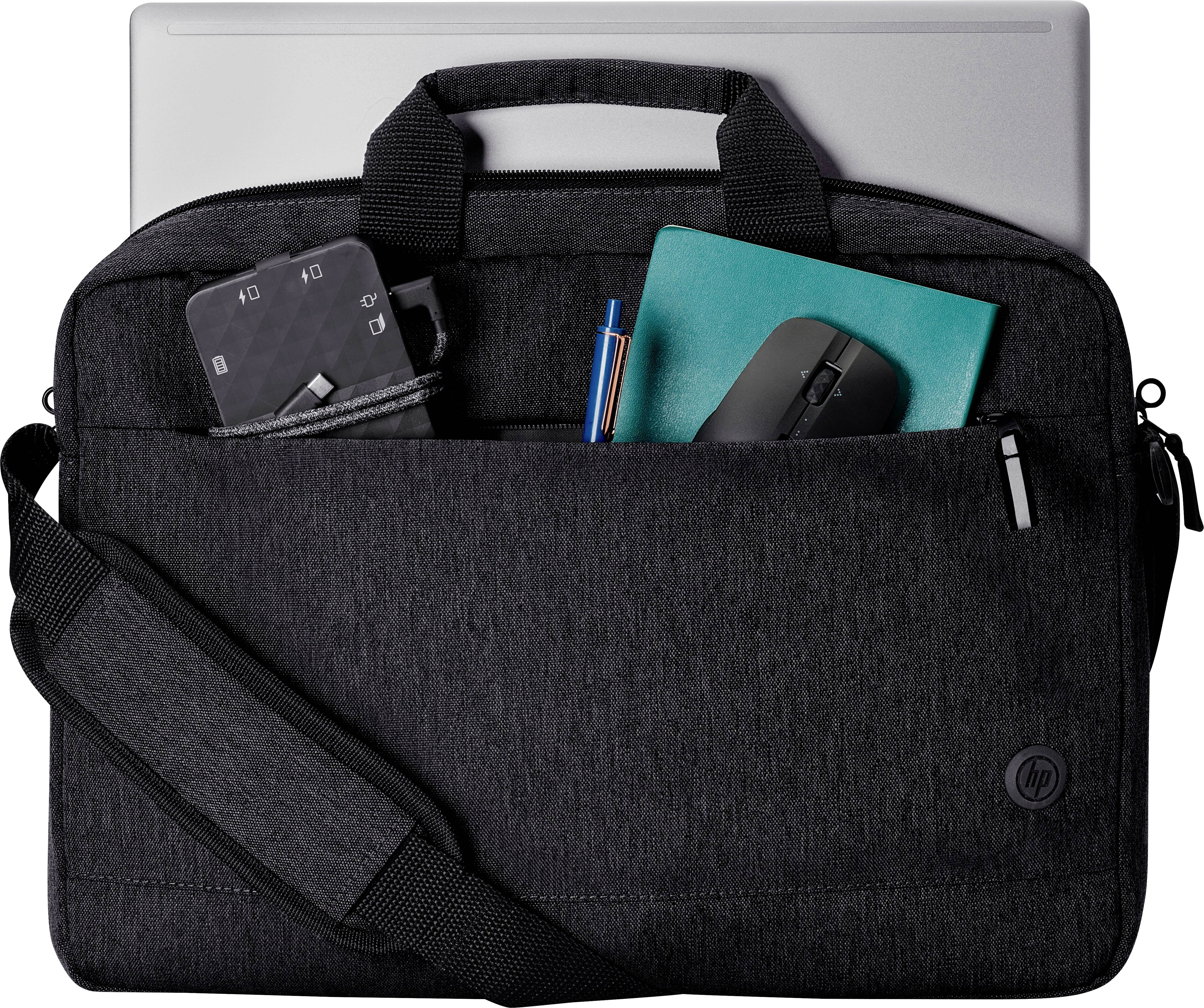 Eine schwarze Laptoptasche mit Schultergurt, enthält einen Laptop, eine externe Festplatte, einen Stift und eine Computermaus in der Fronttasche.