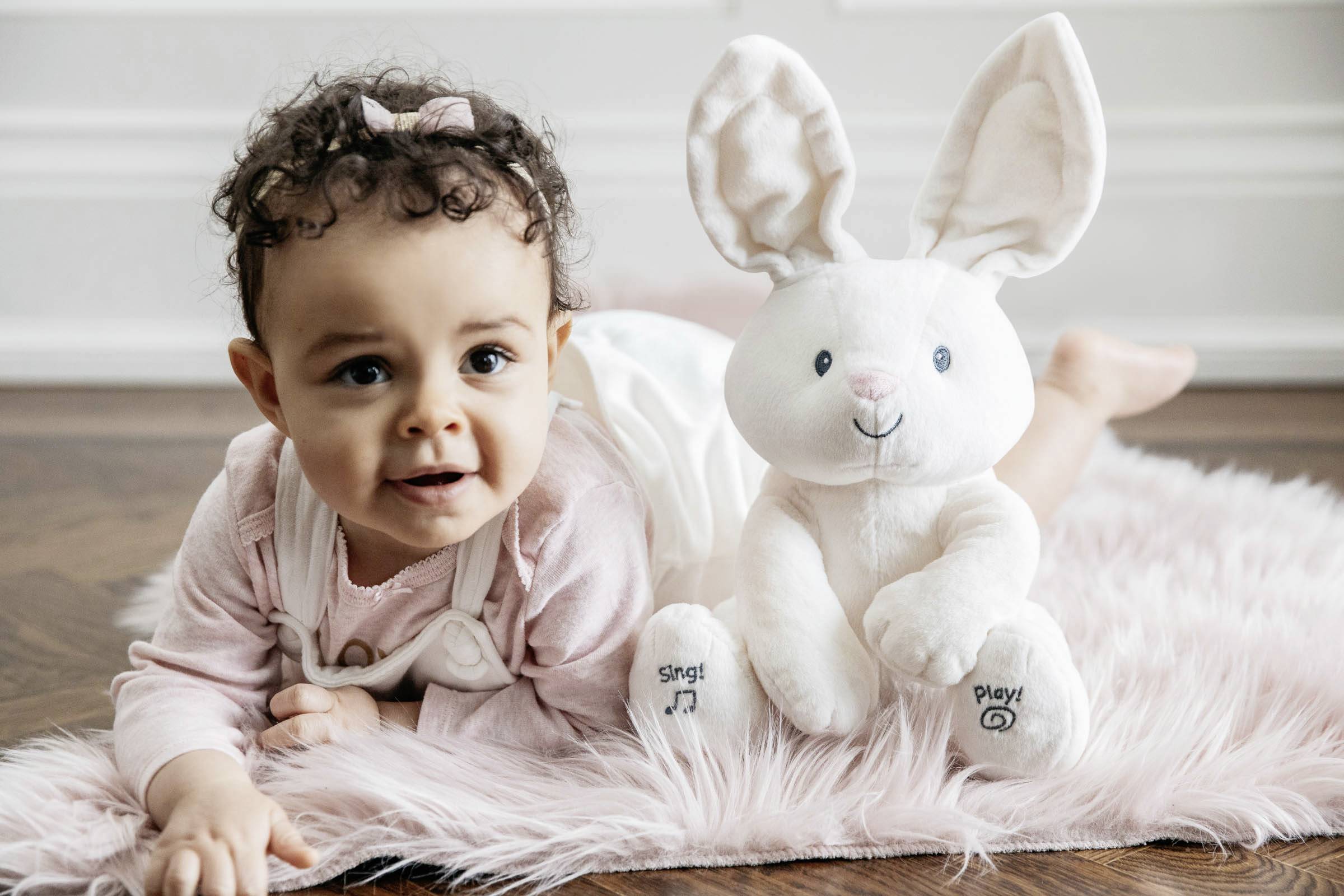 GUND Flora, das singende und sprechende Häschen - deutsch, ca. 30 cm