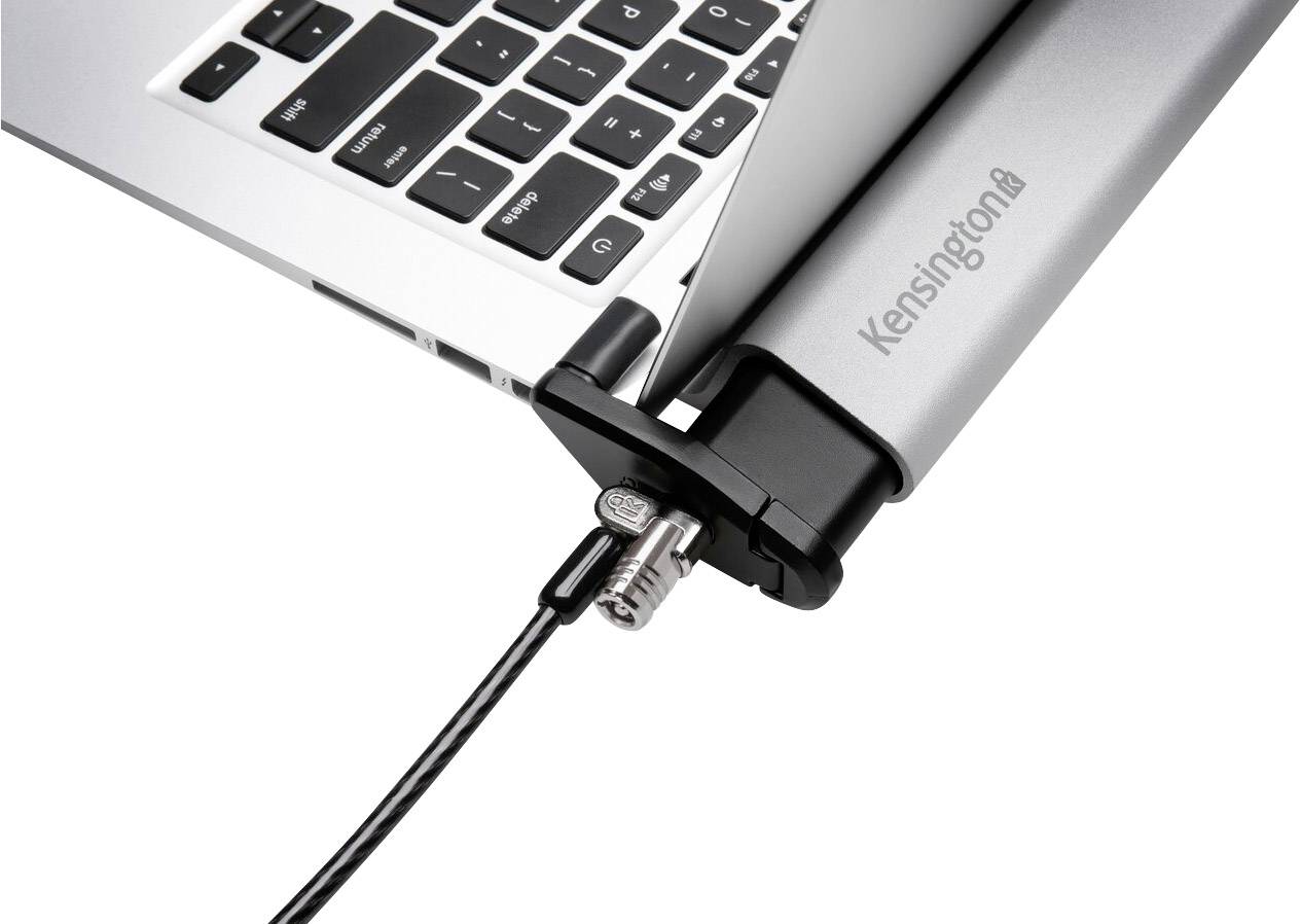 Ein Laptop ist mit einem KensingTon-Sicherheitsschloss gesichert. Das Schlosskabel ist an einem Metallanker befestigt.