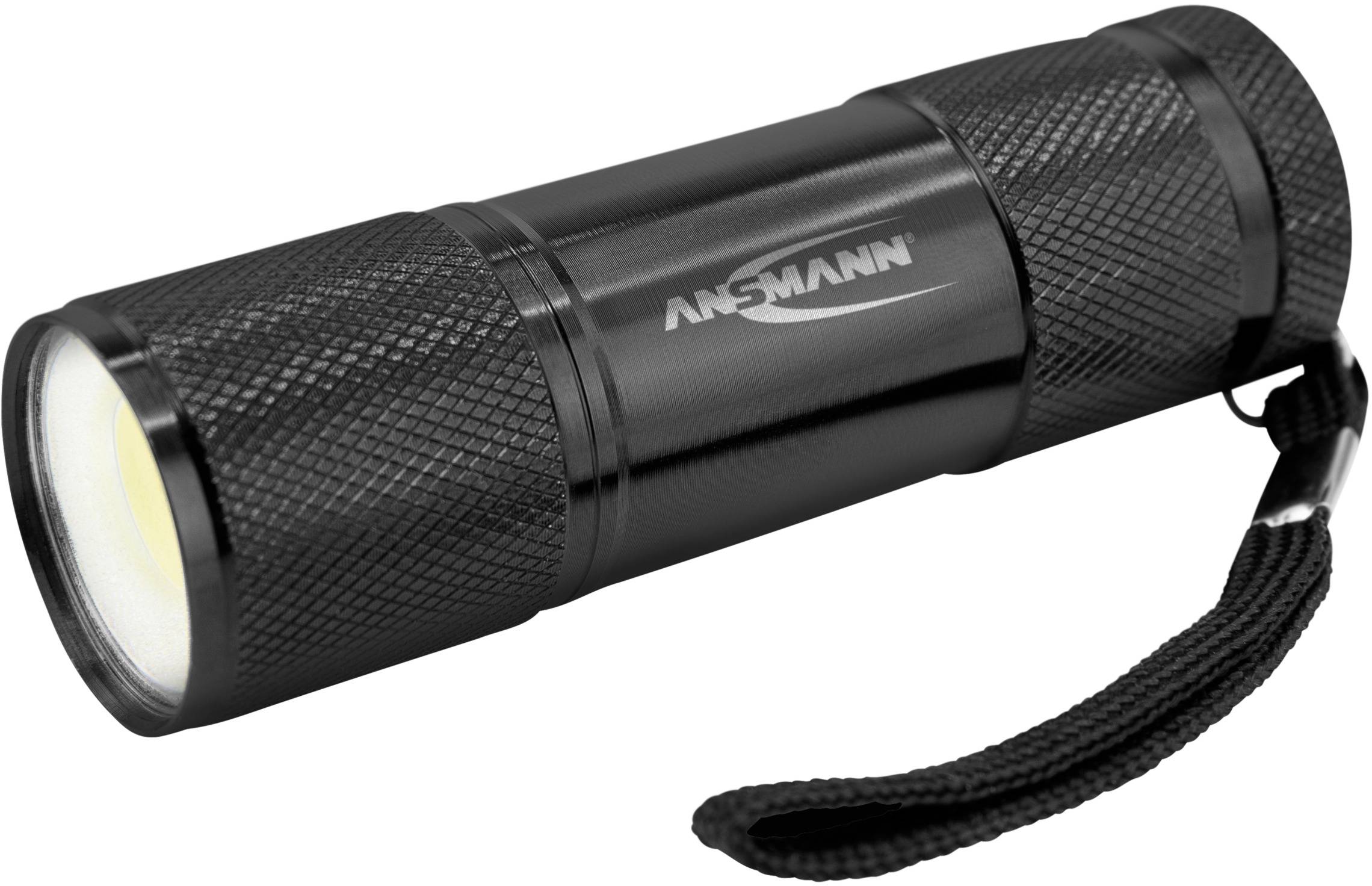 Schwarze Taschenlampe mit strukturiertem Griff und Handgelenkschlaufe, seitlich mit dem Logo 'ANSMANN'.