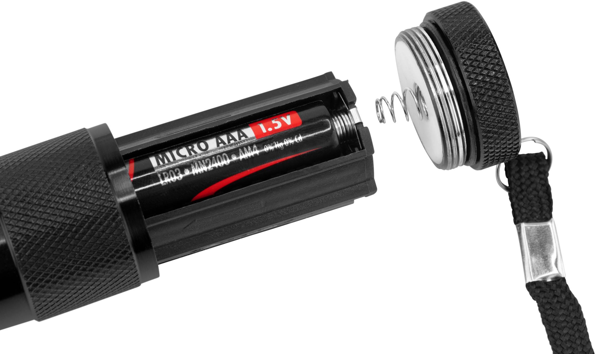 Schwarze Taschenlampe geöffnet, zeigt eine eingelegte 'Micro AAA 1.5V'-Batterie. Der Batteriedeckel mit Feder ist abgenommen.