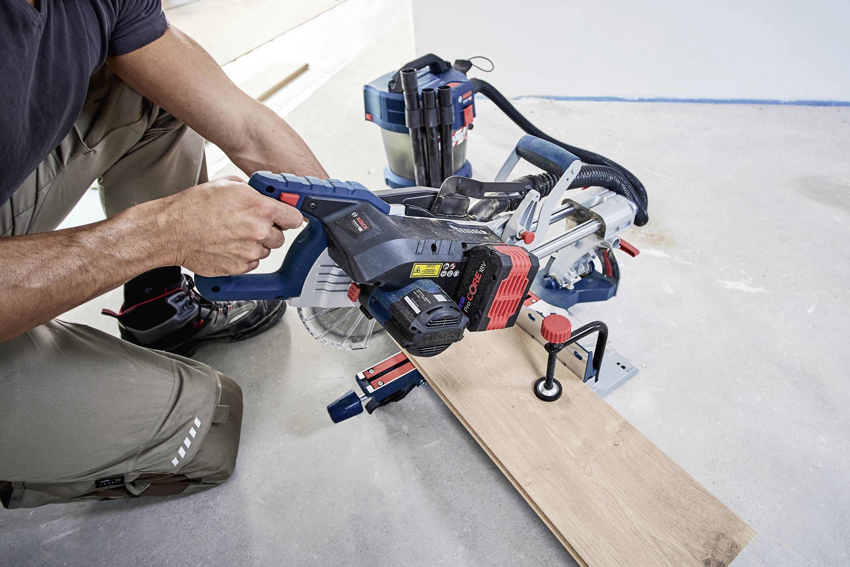 Bosch Professional BITURBO GCM 18V-216 + 2xPC 5.5Ah + GAL1880 CV Akku-Kapp- und Gehrungssäge bürstenlos, inkl. 2. Akku, inkl. Ladegerät 216 mm 30