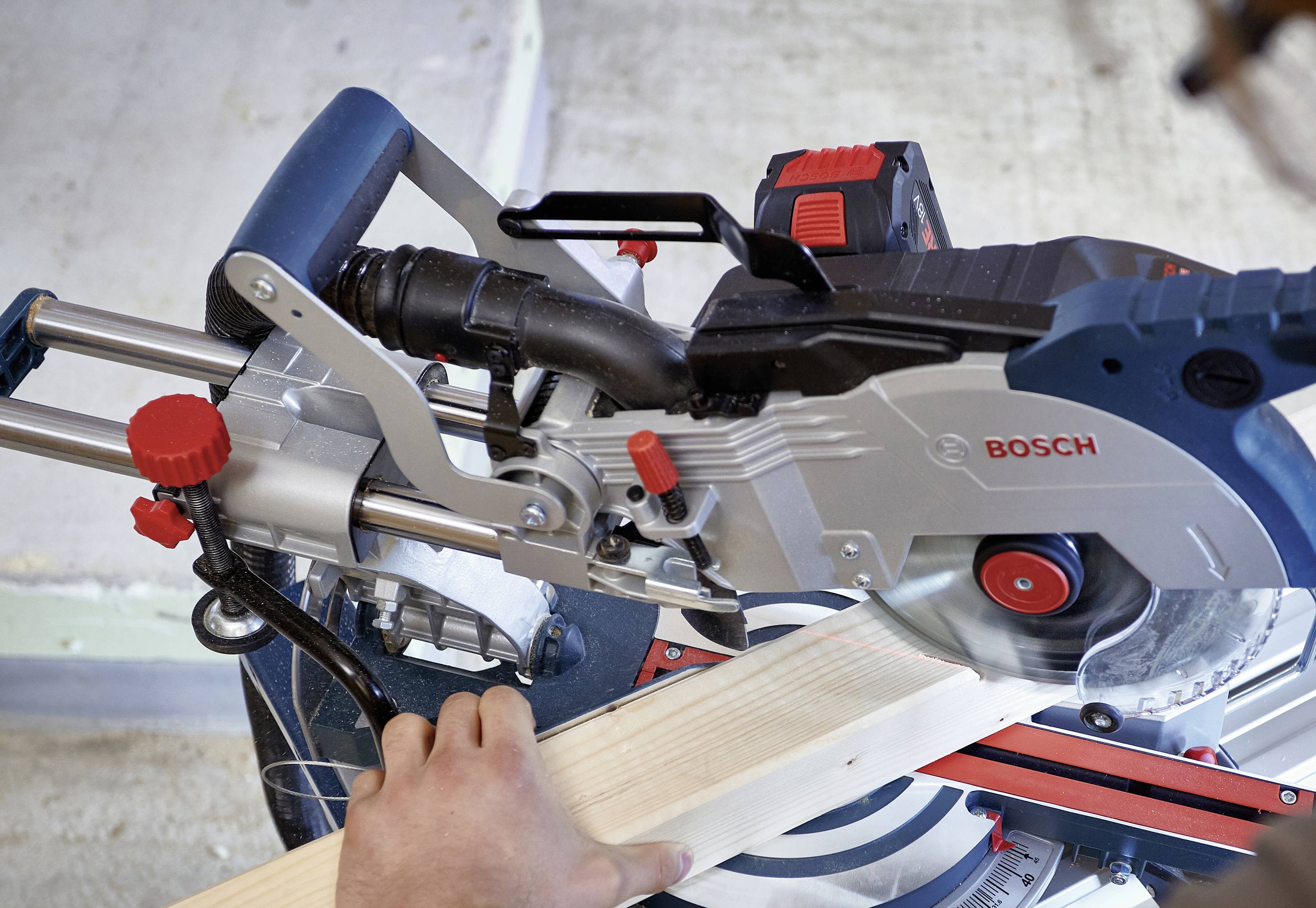 Bosch Professional BITURBO GCM 18V-216 + 2xPC 5.5Ah + GAL1880 CV Akku-Kapp- und Gehrungssäge bürstenlos, inkl. 2. Akku, inkl. Ladegerät 216 mm 30