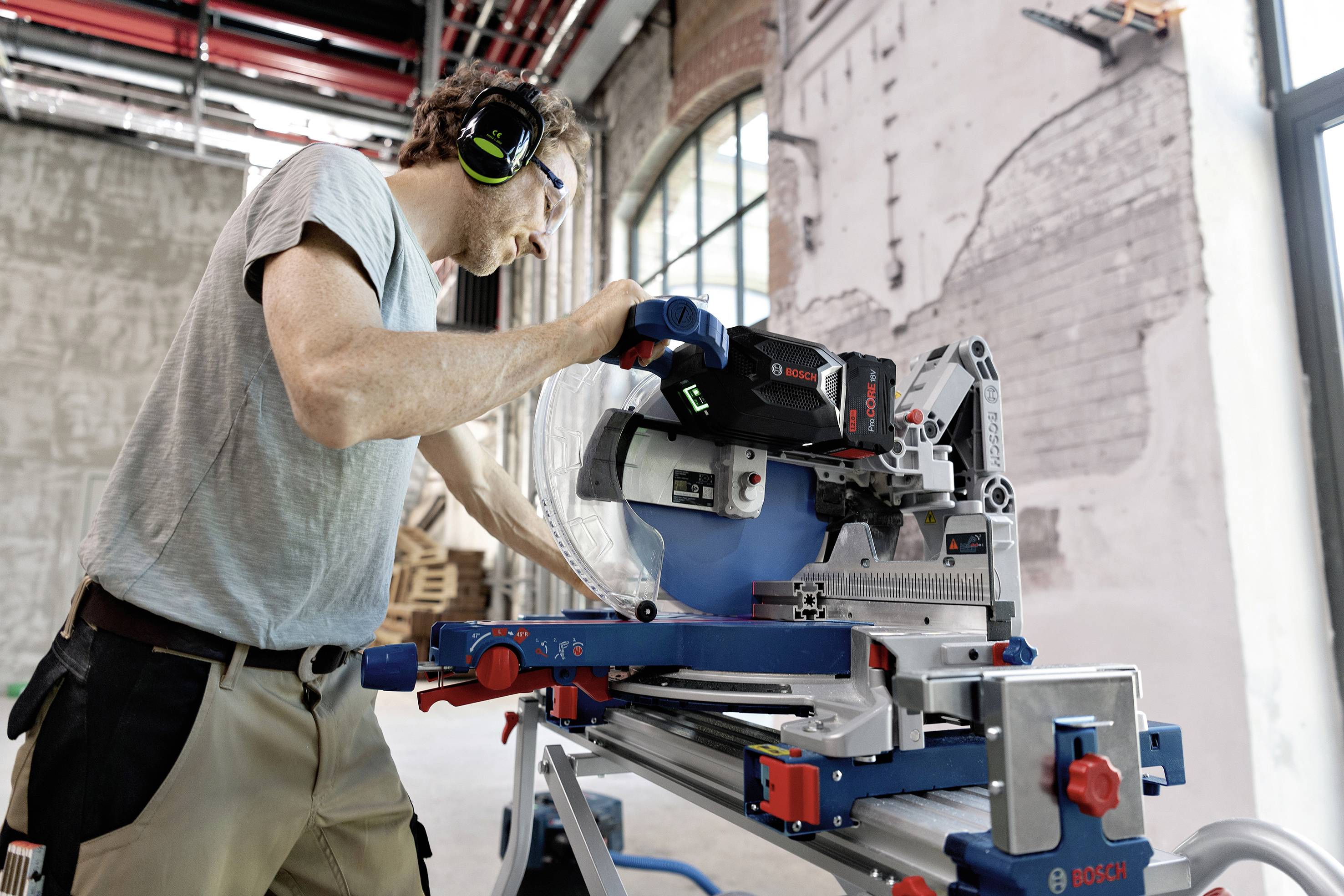 Bosch Professional BITURBO GCM18V-305 GDC Akku-Kapp- und Gehrungssäge inkl. Bluetooth Modul, ohne Akku, ohne Ladegerät 305mm 2000W