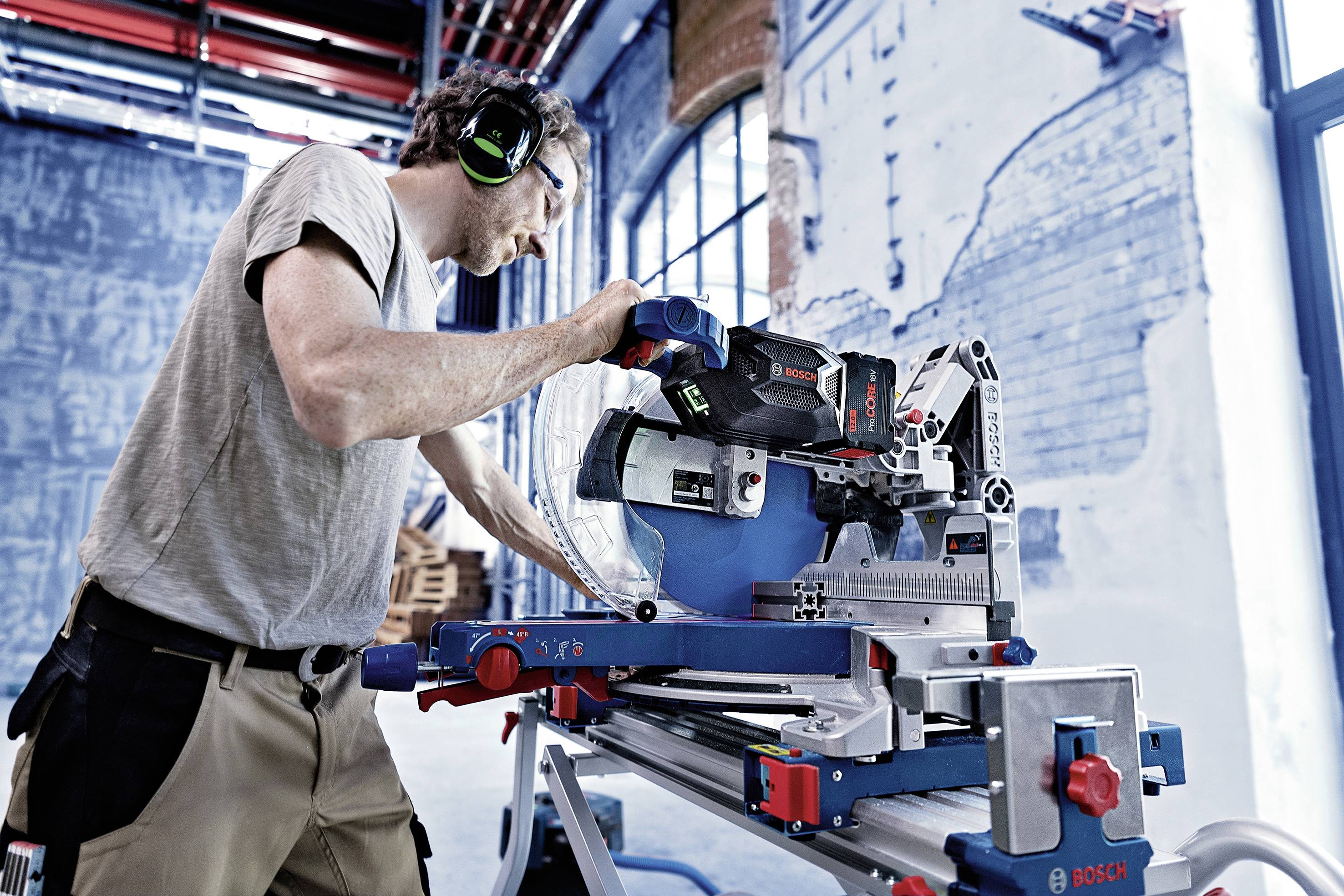 Bosch Professional BITURBO GCM18V-305 GDC Akku-Kapp- und Gehrungssäge inkl. Bluetooth Modul, ohne Akku, ohne Ladegerät 305mm 2000W