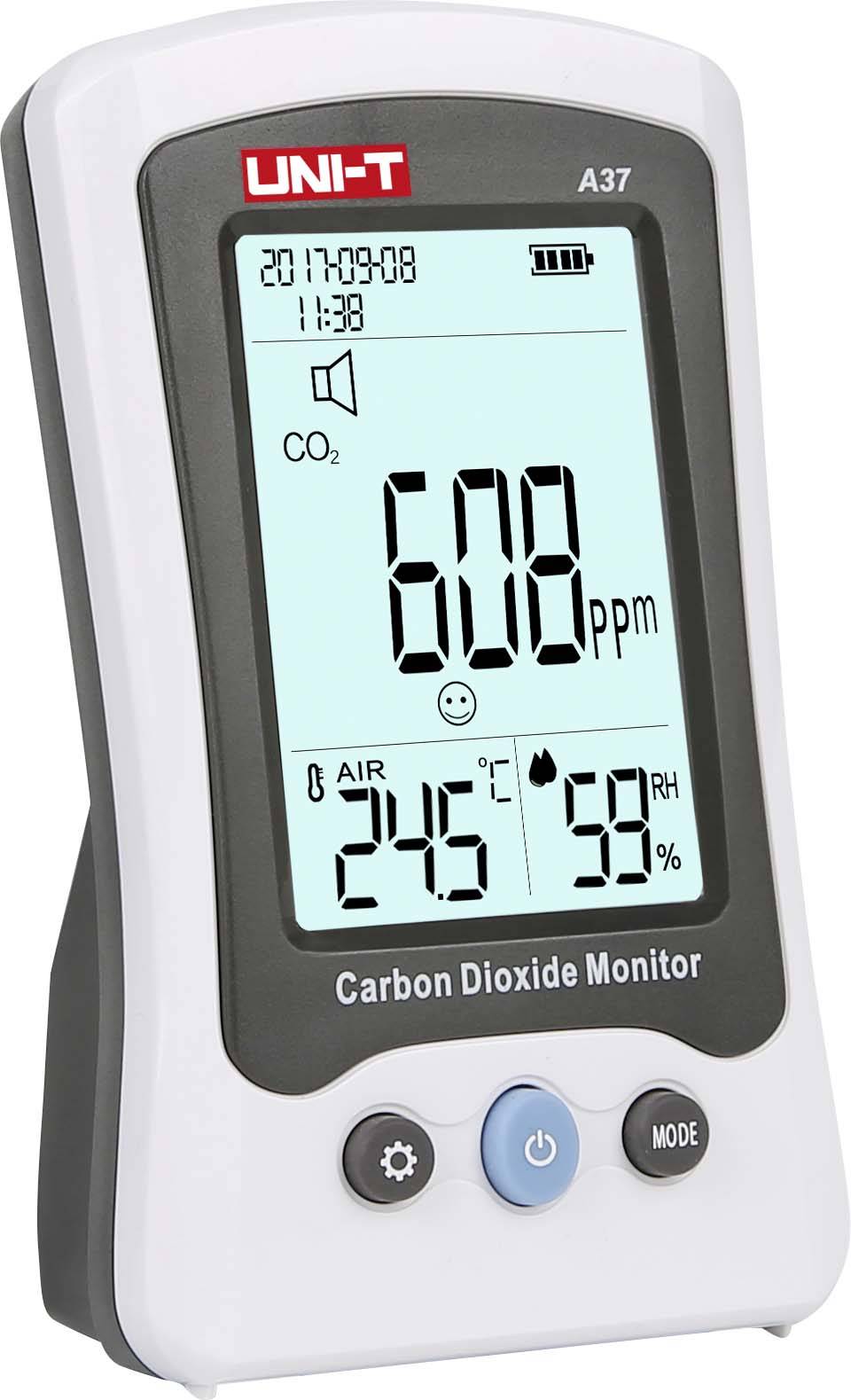 CO2-Monitor zeigt 608 ppm CO2, 24,5°C und 59% Luftfeuchtigkeit an. Display mit Uhrzeit und Datum. Marke UNI-T, Modell A37.