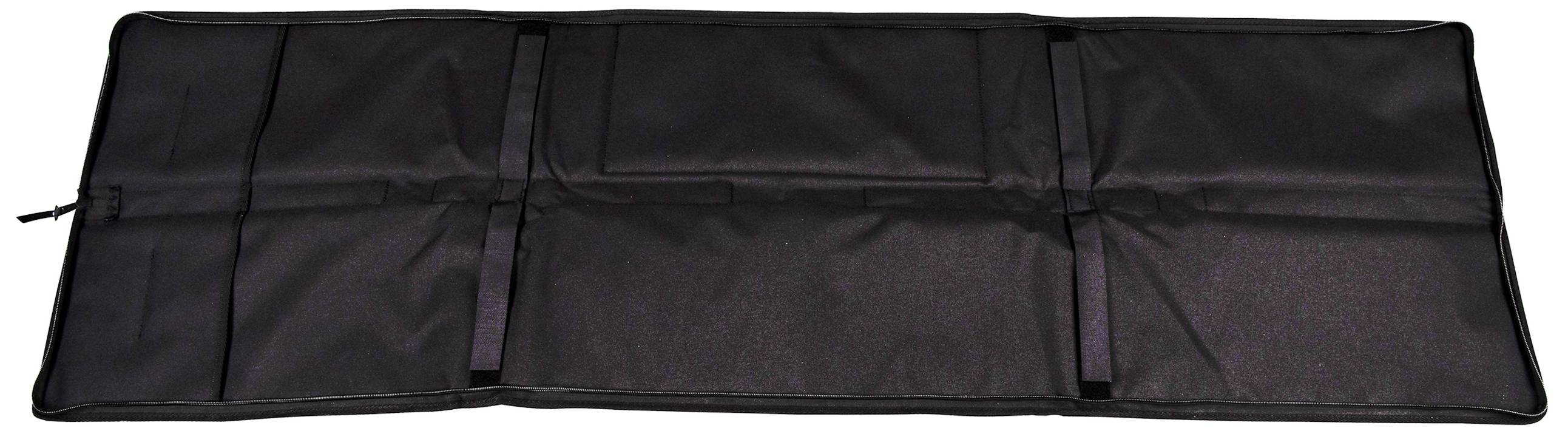 Ein flaches, ausgebreitetes schwarzes Etui mit mehreren Fächern und einem Reißverschluss auf der linken Seite.