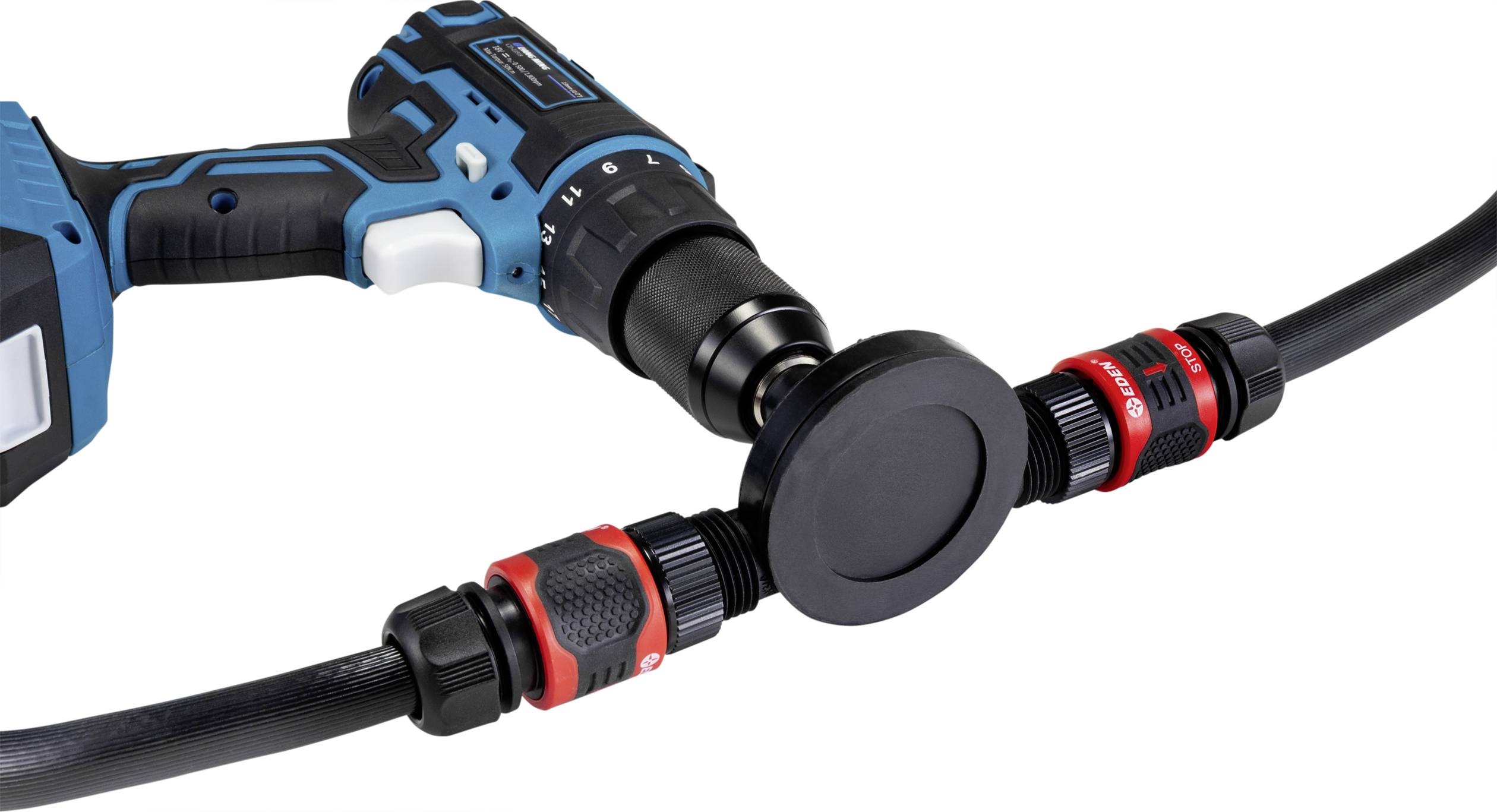 Ein blauer Akkuschrauber, der an einer schwarzen Rohrverbindung mit roten Schraubverschlüssen arbeitet.