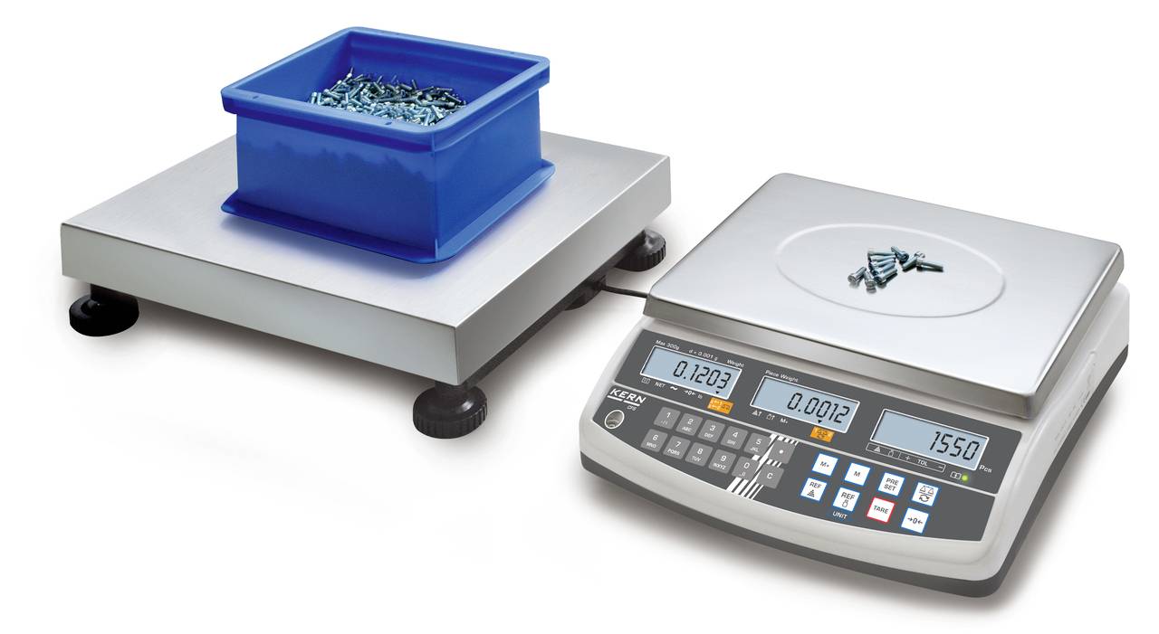 Elektronische Waage mit blauem Behälter voller Schrauben auf Messplattform, Display zeigt Gewicht und Stückzahl.