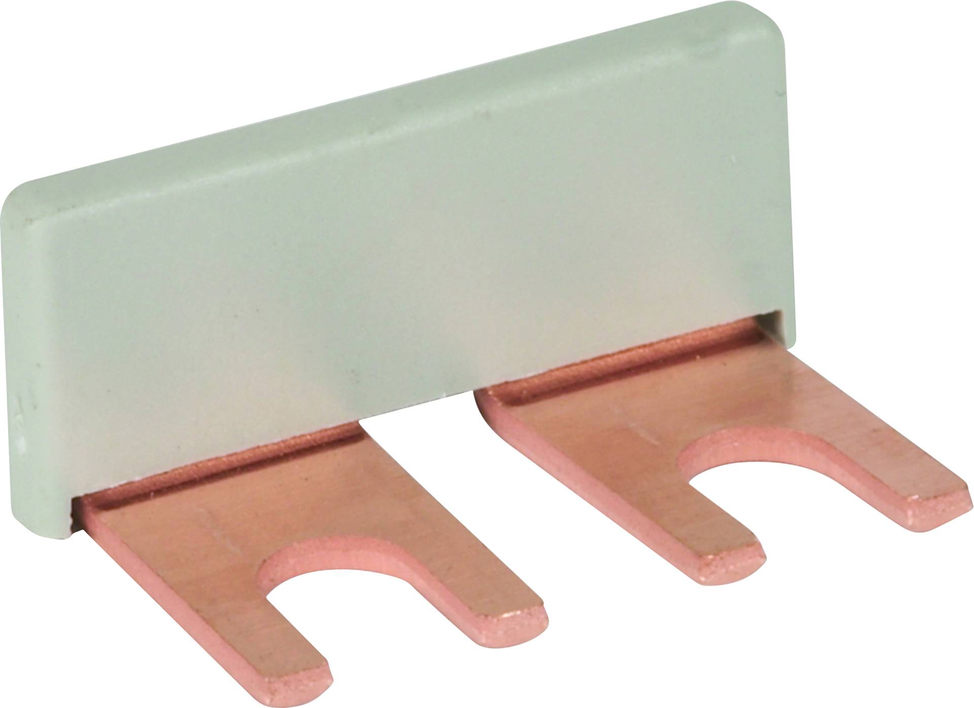 Ein zweipoliger elektrischer Brückenkamm mit grüner Isolierung und kupferfarbenen Kontaktzungen. Verwendet für elektrische Verbindungen.